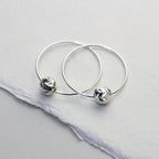 Sterlingsilber 18 mm Creolen Ohrringe mit Fischgrätschliff Kugel Anhängern