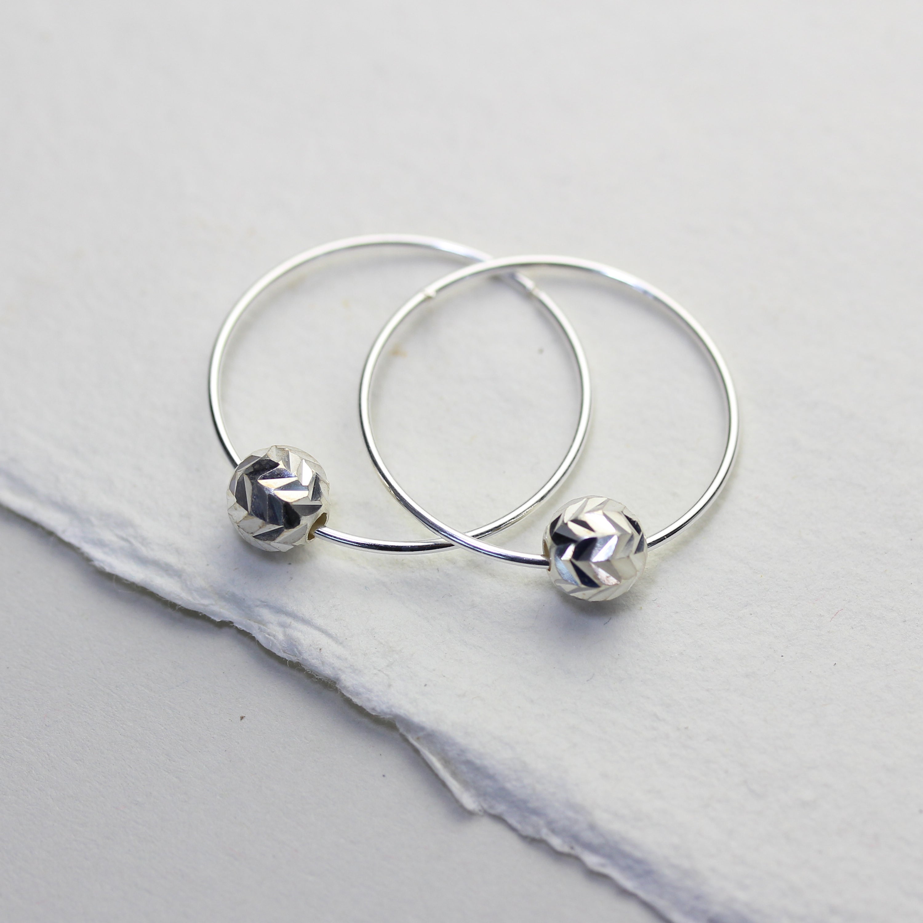 Sterlingsilber 18 mm Creolen Ohrringe mit Fischgrätschliff Kugel Anhängern