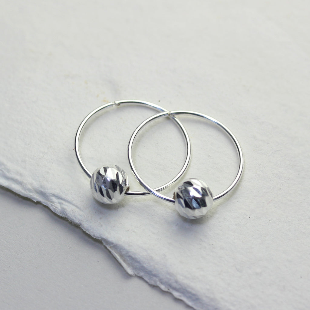 Sterlingsilber 18 mm Creolen Ohrringe mit Diamantschliff Kugel Anhängern