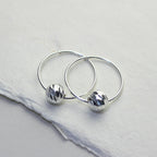 Sterlingsilber 18 mm Creolen Ohrringe mit Diamantschliff Kugel Anhängern