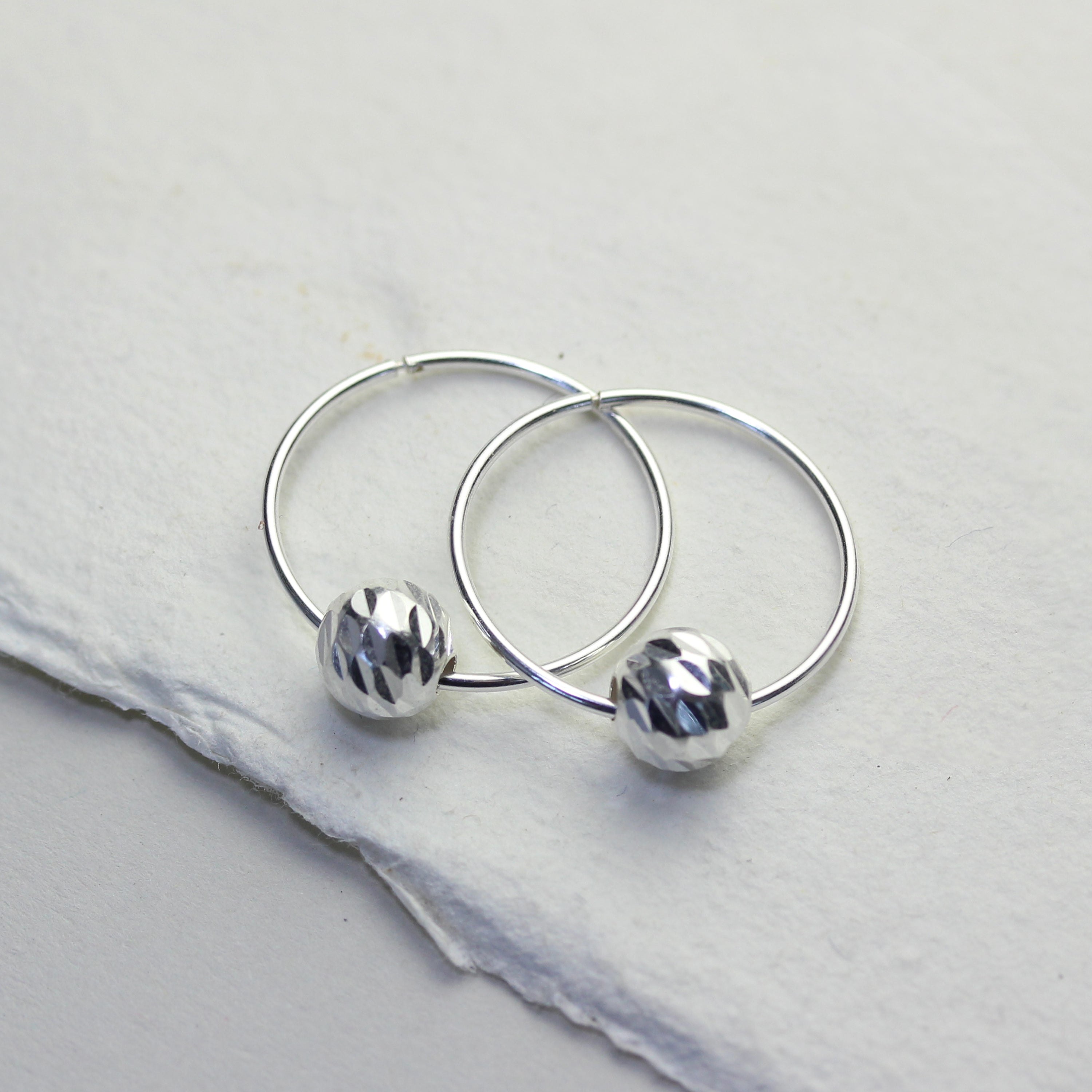 Sterlingsilber 18 mm Creolen Ohrringe mit Diamantschliff Kugel Anhängern