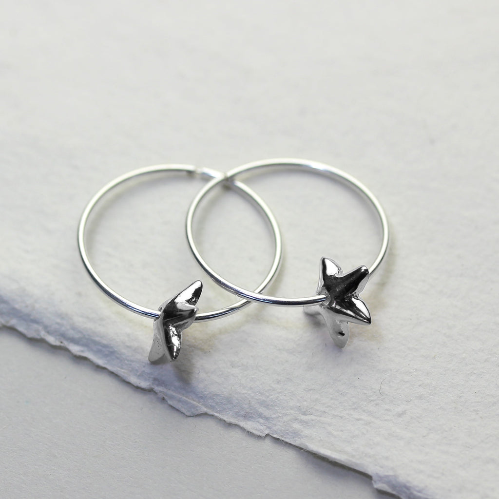 Sterlingsilber 18 mm Creolen Ohrringe mit Lilien Blume Anhänger