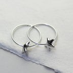 Sterlingsilber 18 mm Creolen Ohrringe mit Lilien Blume Anhänger