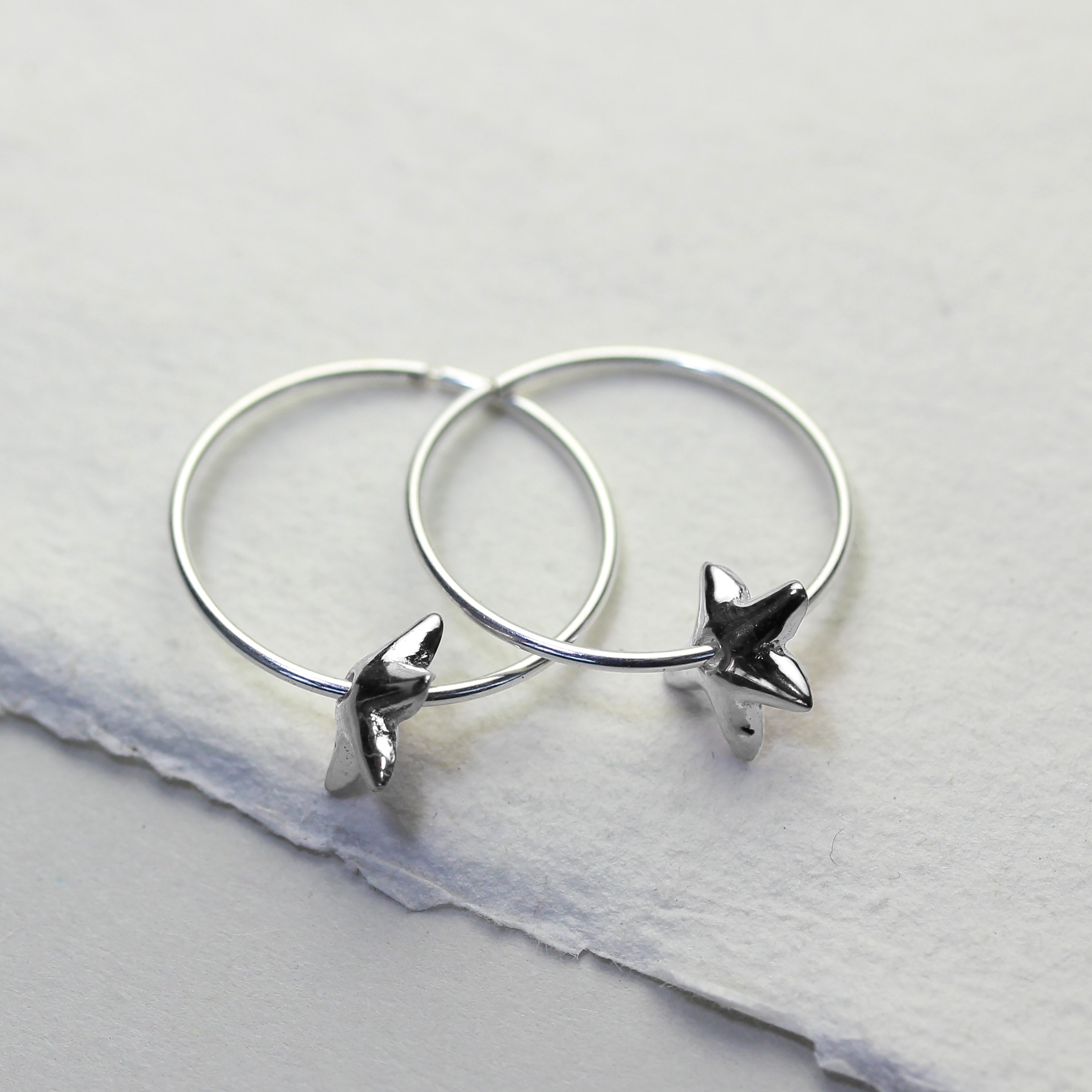 Sterlingsilber 18 mm Creolen Ohrringe mit Lilien Blume Anhänger
