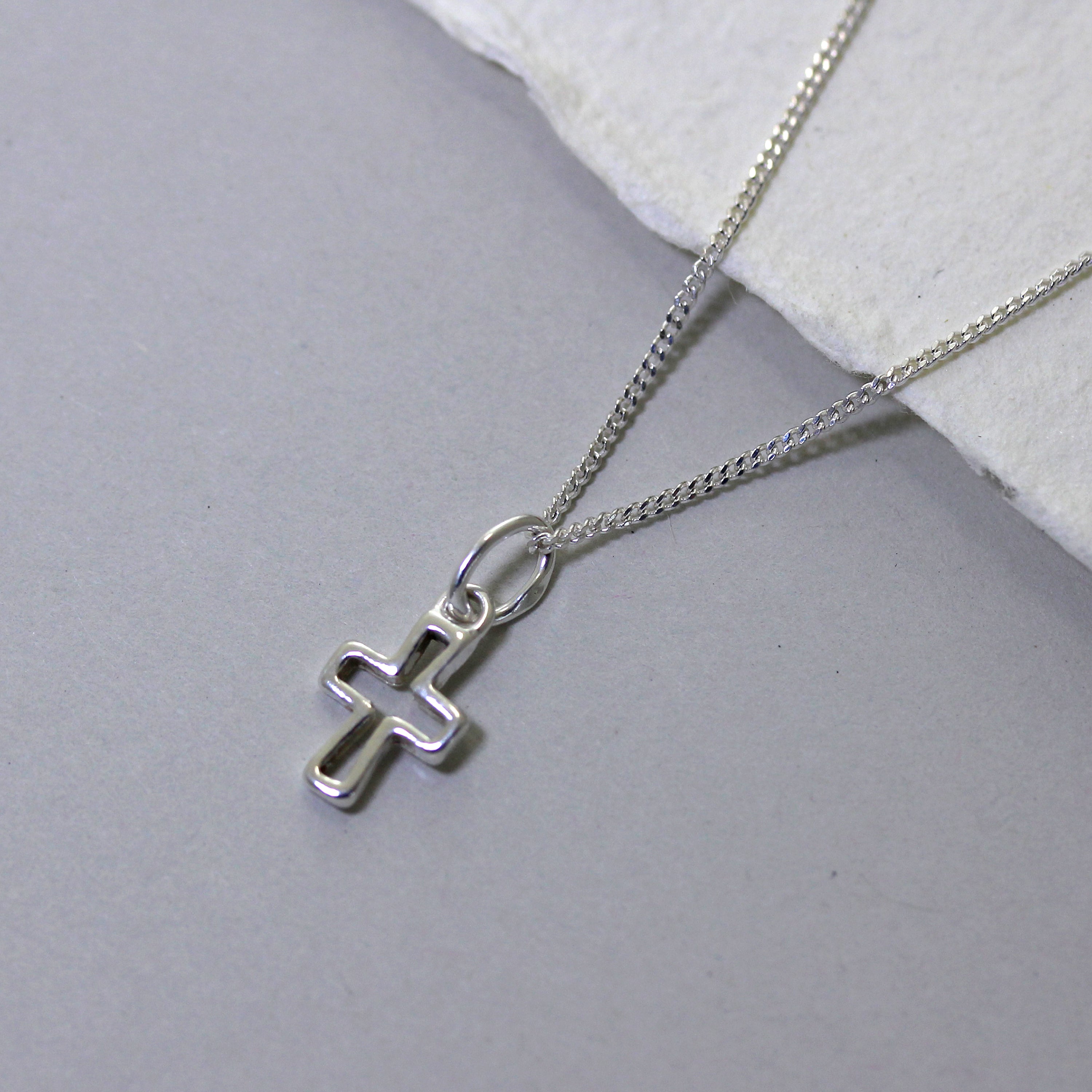 Kleine Halskette aus Sterlingsilber mit Kreuzumriss – 14–32 Zoll