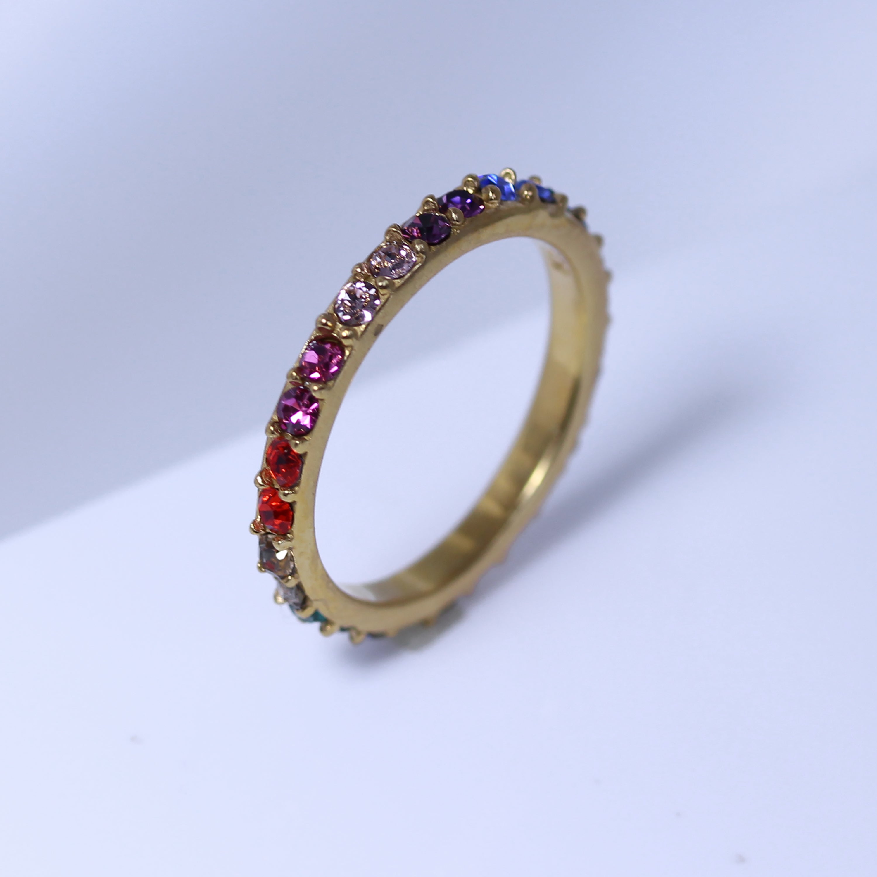 Vergoldeter Ewigkeitsring aus Sterlingsilber mit Regenbogen-CZ, Größe I-W