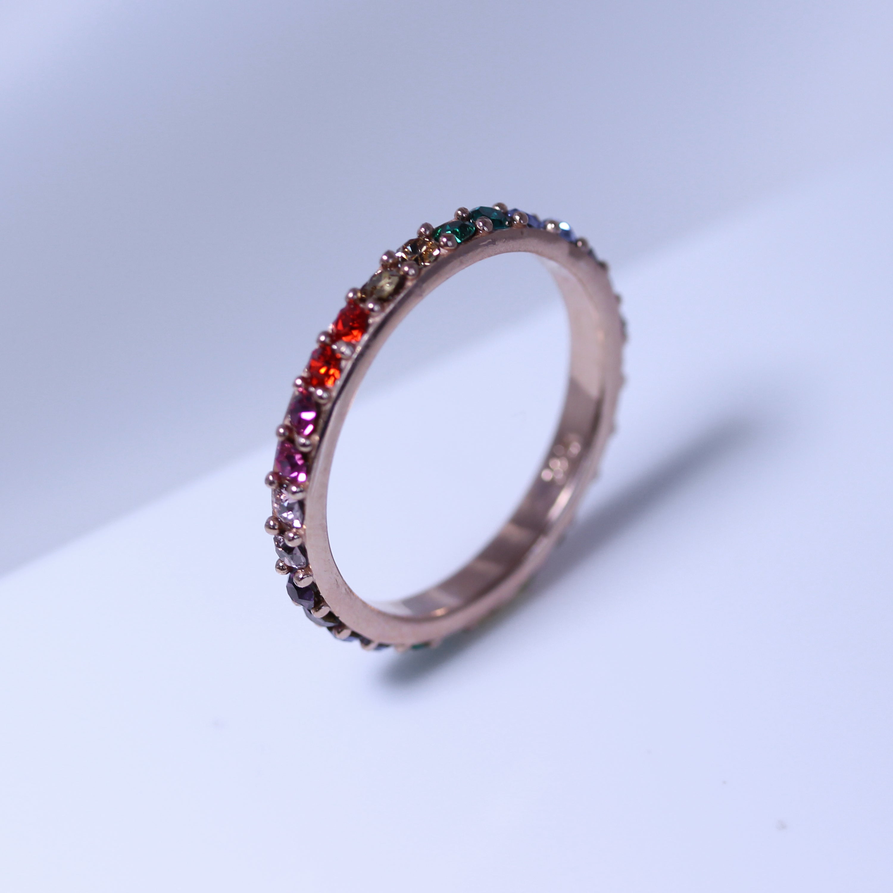 Roségold-vergoldeter Ewigkeitsring aus Sterlingsilber mit Regenbogen-CZ, Größe I-W