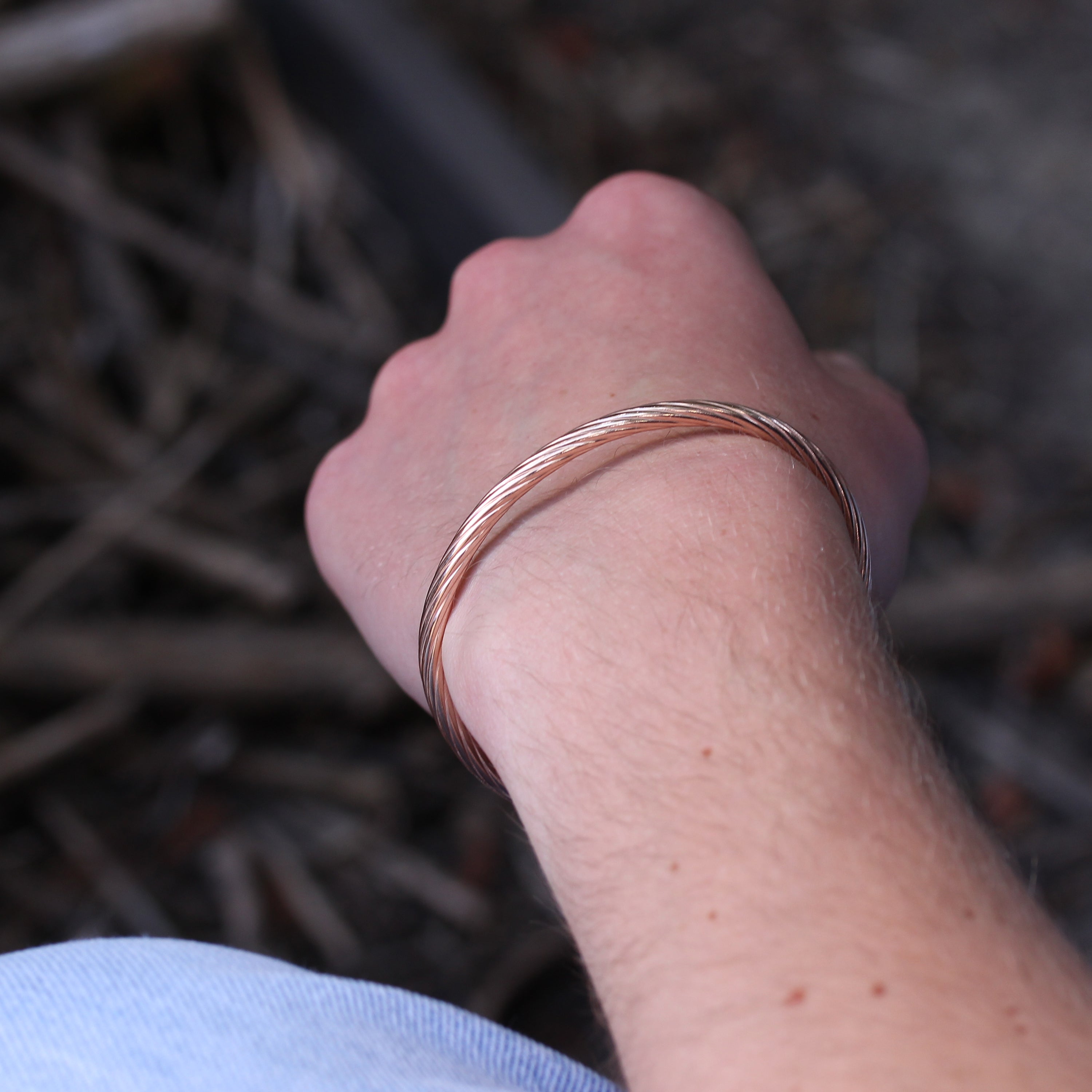Gedrehter Torque-Armreif aus rosévergoldetem Sterlingsilber für Herren