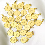 Vergoldetes Sterlingsilber gravierbarer runder Buchstabe A-Z Anhänger