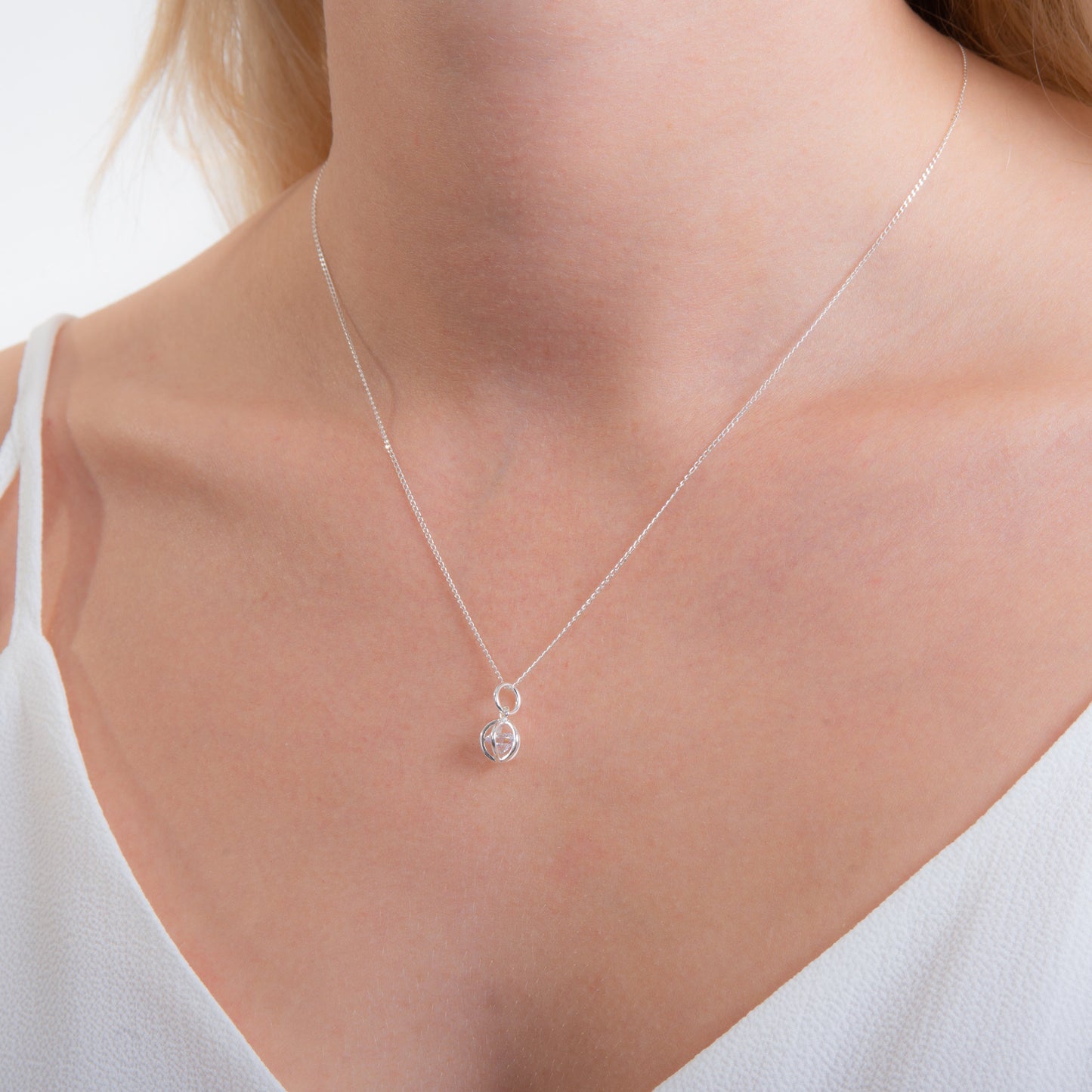 Halskette aus Sterlingsilber mit offenen Kugeln und Zirkonia 14–22