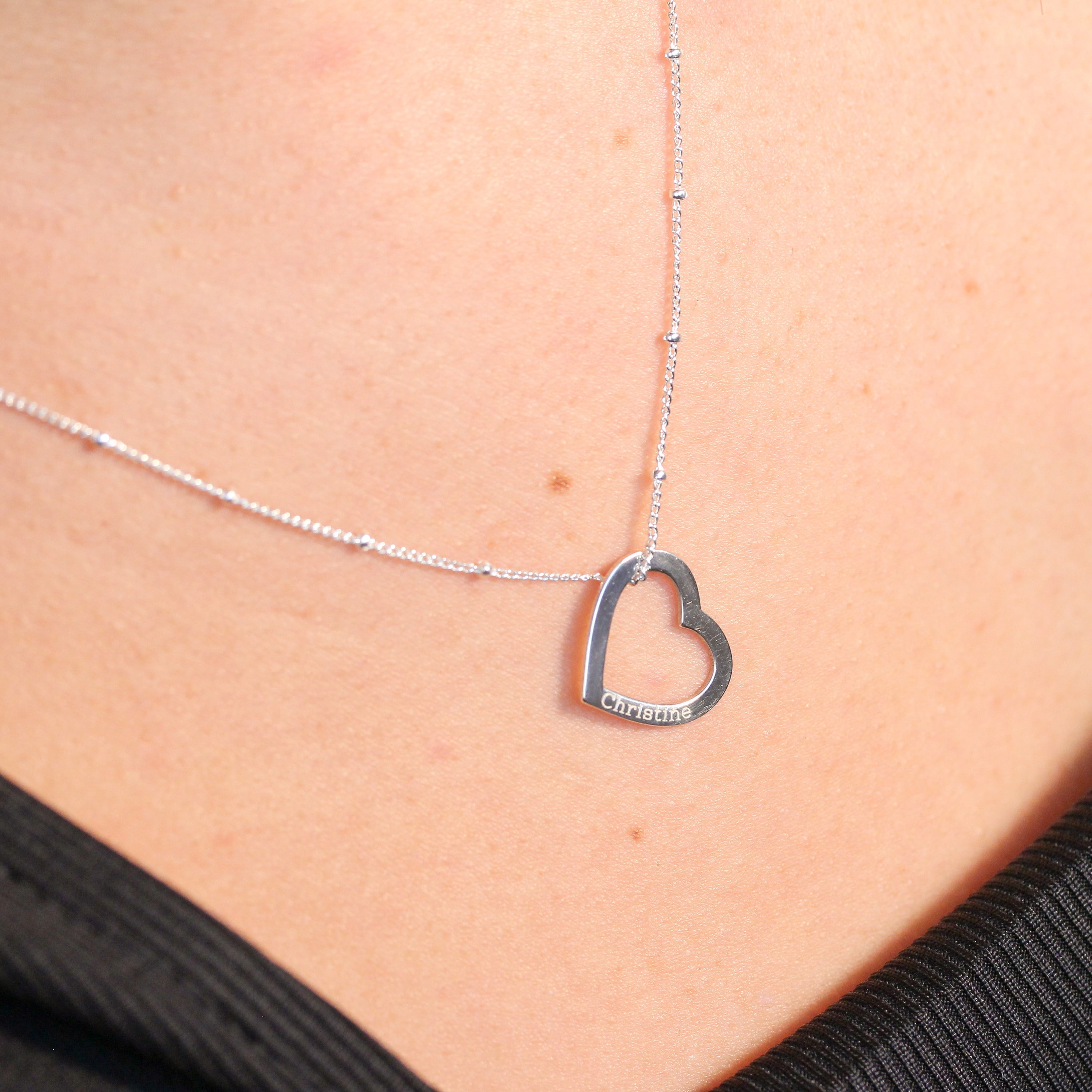 Personalisierte Halskette aus Sterlingsilber mit offenem Herz