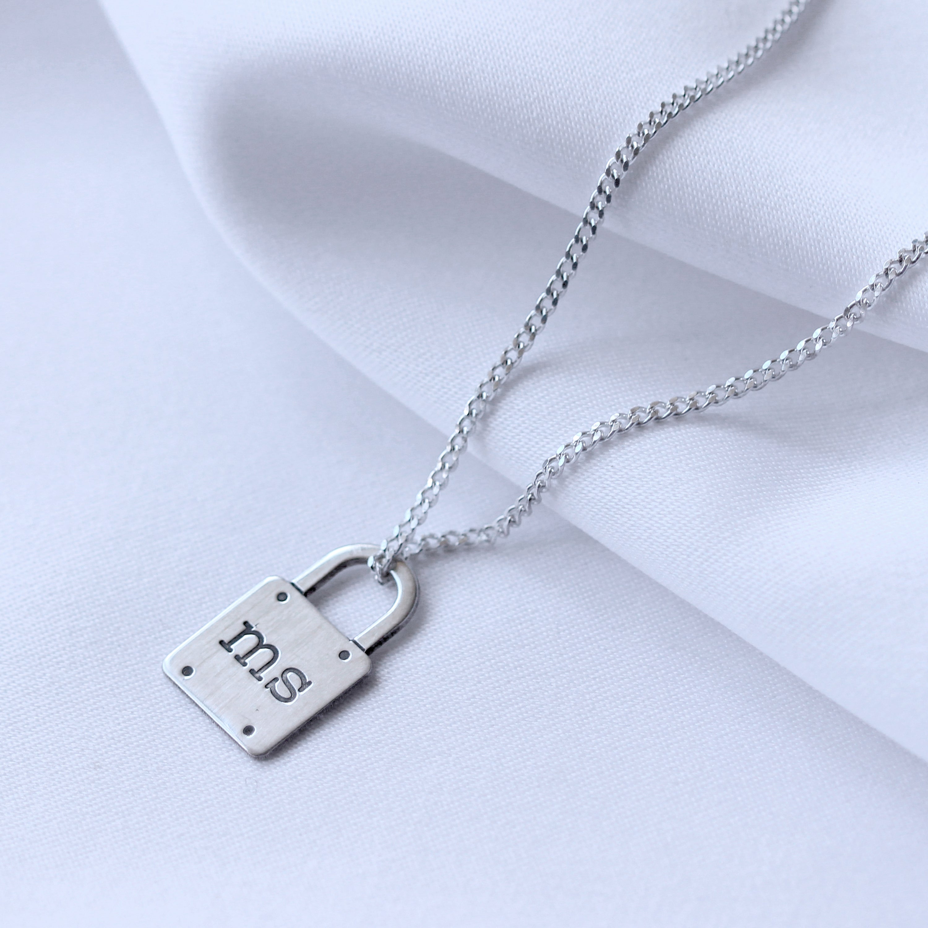 Maßgefertigte Halskette aus Sterlingsilber mit Initialen und Vorhängeschloss 16–28 Zoll