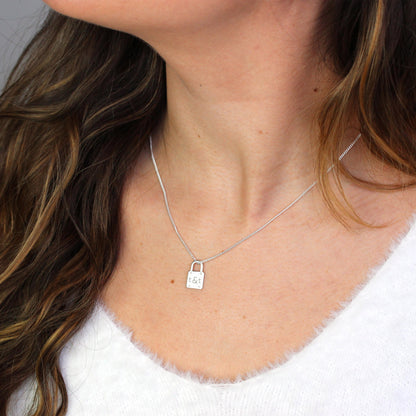 Maßgefertigte Halskette aus Sterlingsilber mit Initialen und Vorhängeschloss 16–28 Zoll