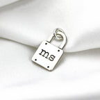 Individuell gefertigter Charm aus Sterlingsilber mit Initialen-Vorhängeschloss