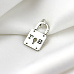 Individuell gefertigter Charm aus Sterlingsilber mit Vorhängeschloss mit Schlüsselloch