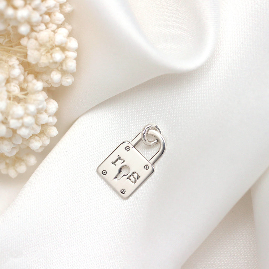 Individuell gefertigter Charm aus Sterlingsilber mit Vorhängeschloss mit Schlüsselloch