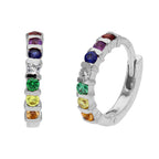 Huggie-Creolen aus Sterlingsilber mit Regenbogen-Zirkonia in Stegfassung, 15 mm
