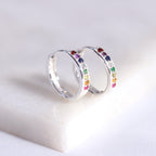 Huggie-Creolen aus Sterlingsilber mit Regenbogen-Zirkonia im Pavé-Design, 15 mm