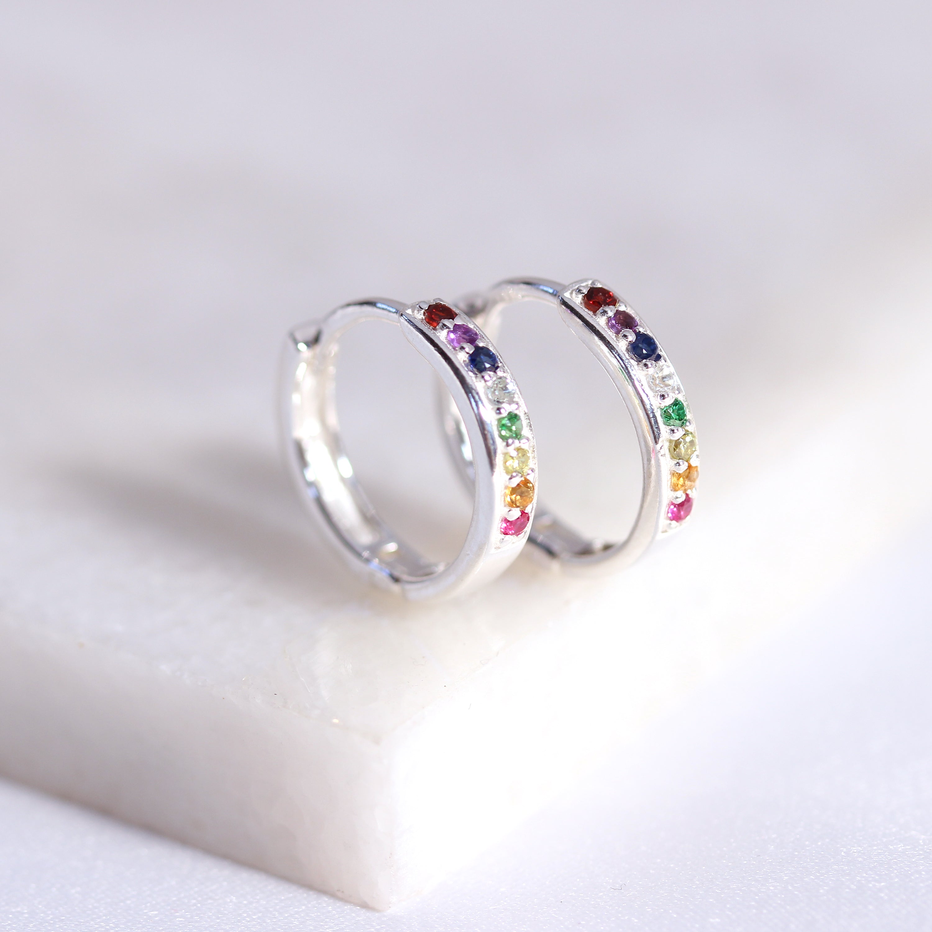 Sterlingsilber Regenbogen CZ Pavé Fassung 15 mm Klappcreolen Ohrringe