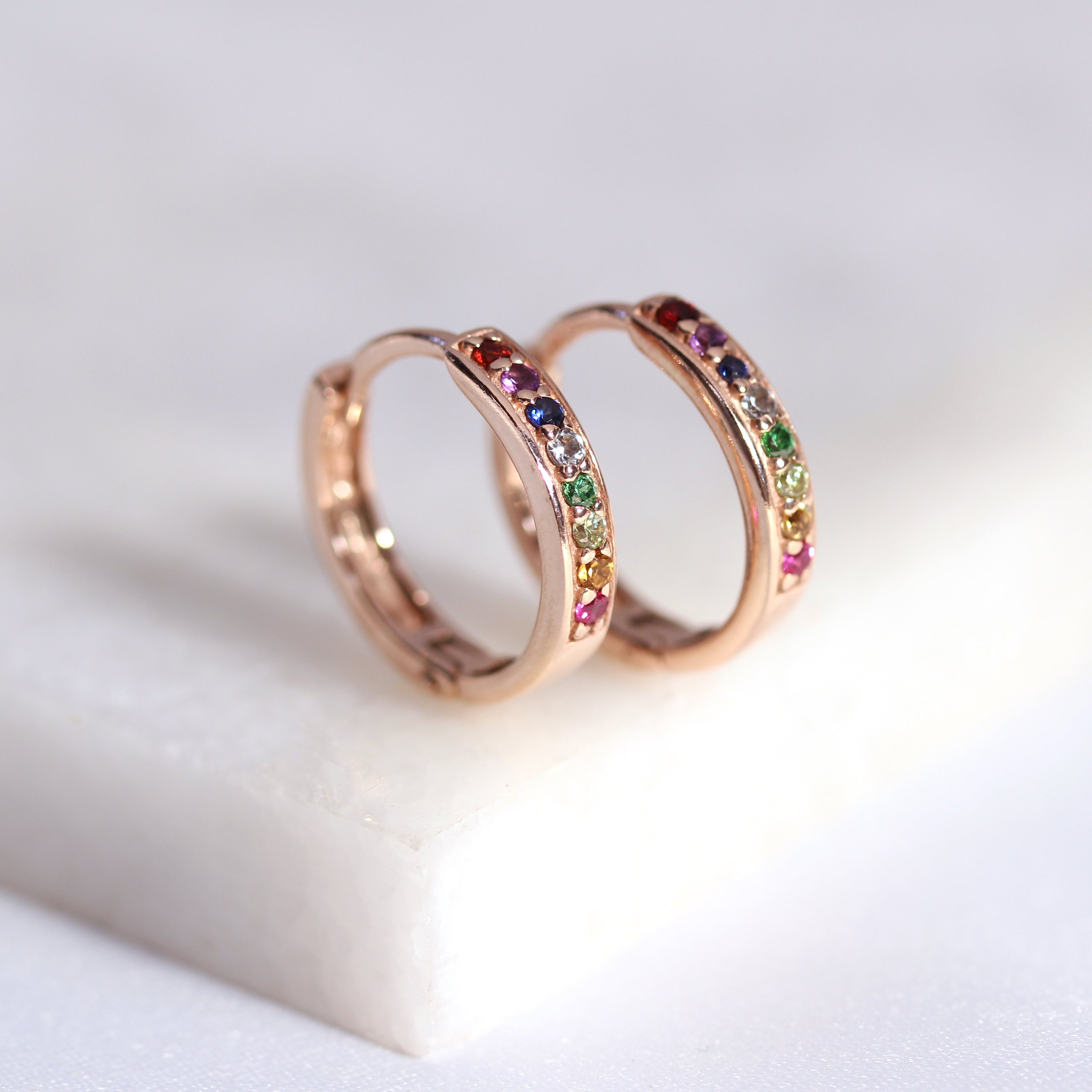 Rosévergoldet Sterlingsilber Regenbogen CZ 15 mm Creolen Ohrringe
