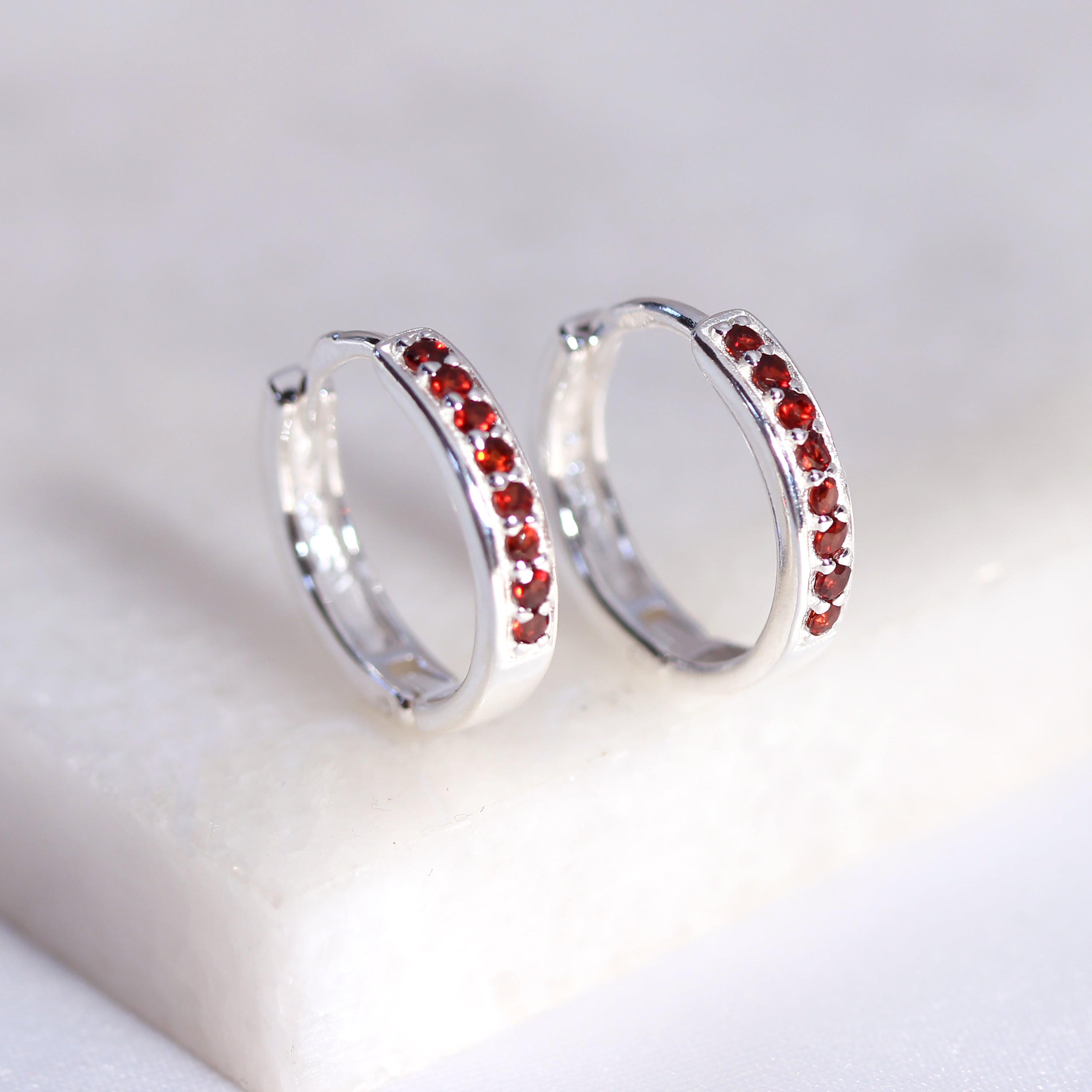 Sterlingsilber Granat CZ Pavé Fassung 15 mm Klappcreolen Ohrringe