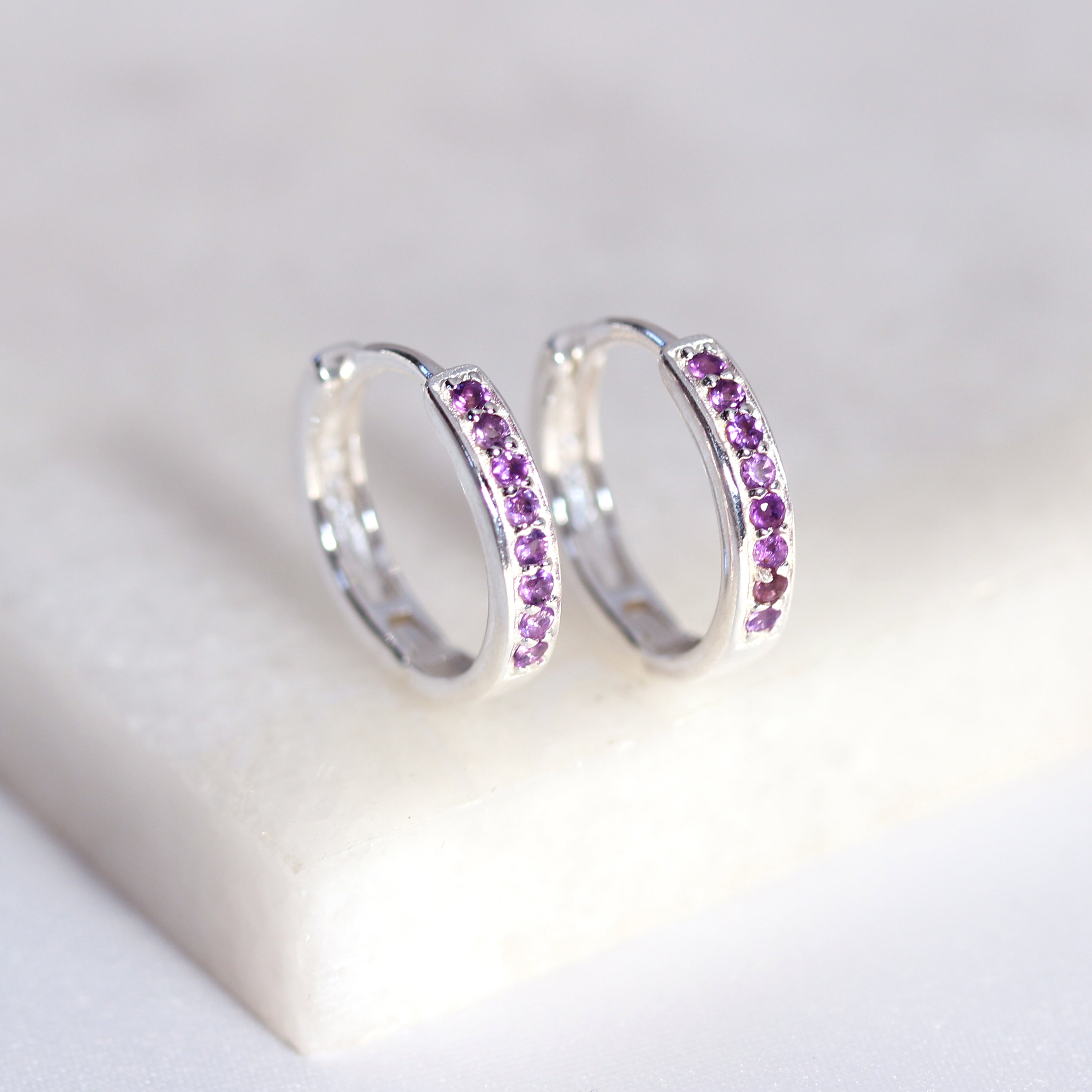 Sterlingsilber Amethyst CZ Pavé Fassung 15 mm Klappcreolen Ohrringe