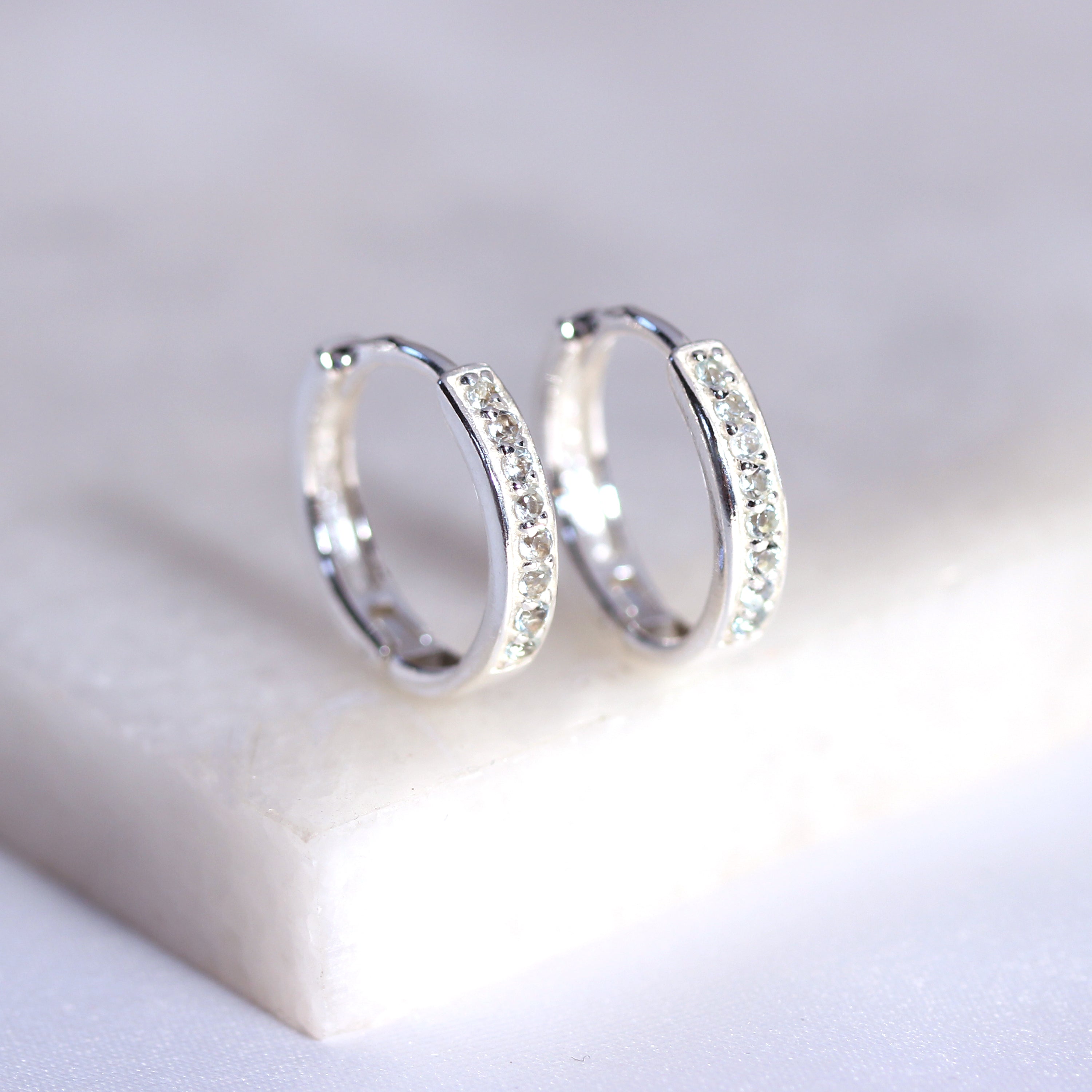 Sterlingsilber Aquamarin CZ Pavé Fassung 15 mm Klappcreolen Ohrringe