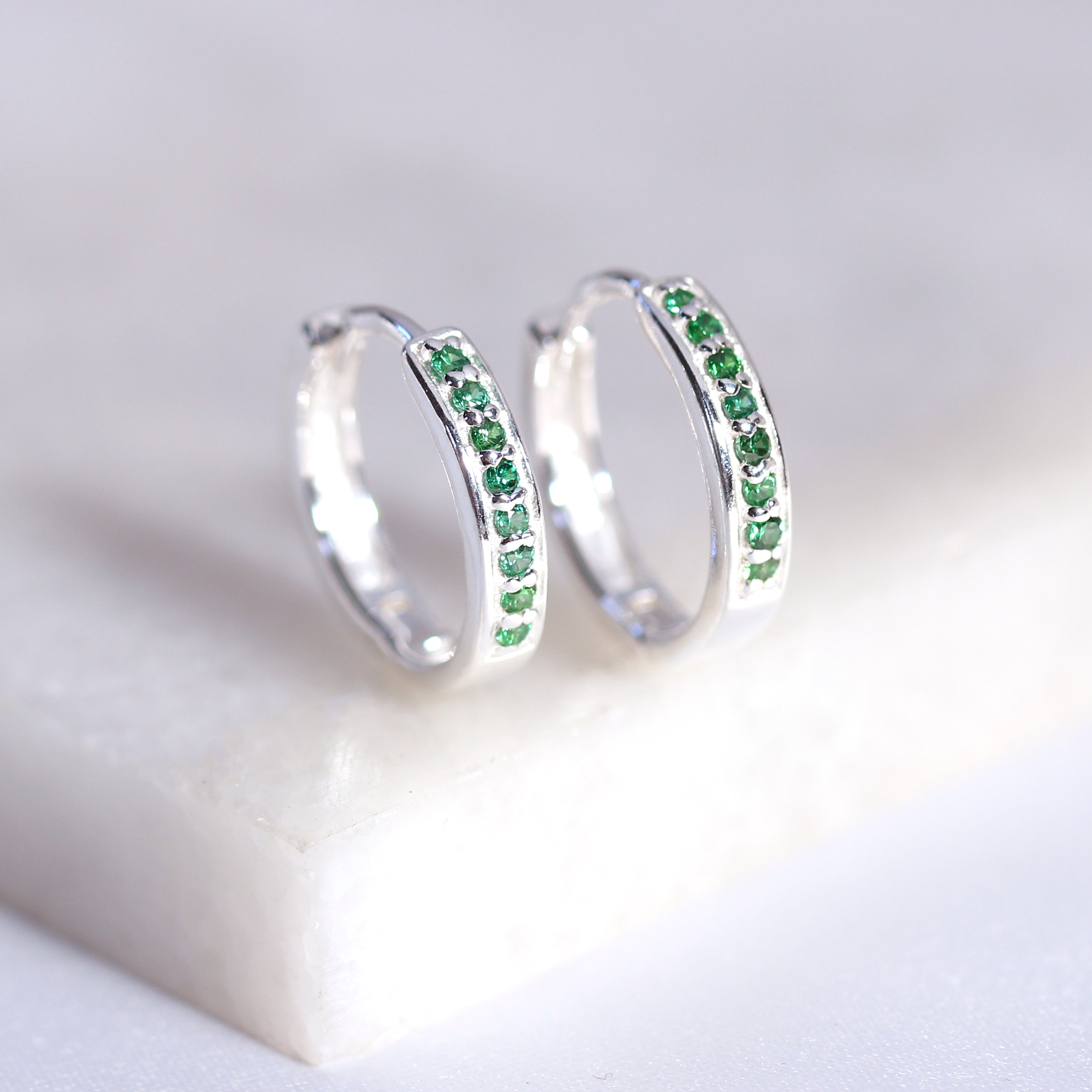Sterlingsilber Smaragd CZ Pavé Fassung 15 mm Klappcreolen Ohrringe