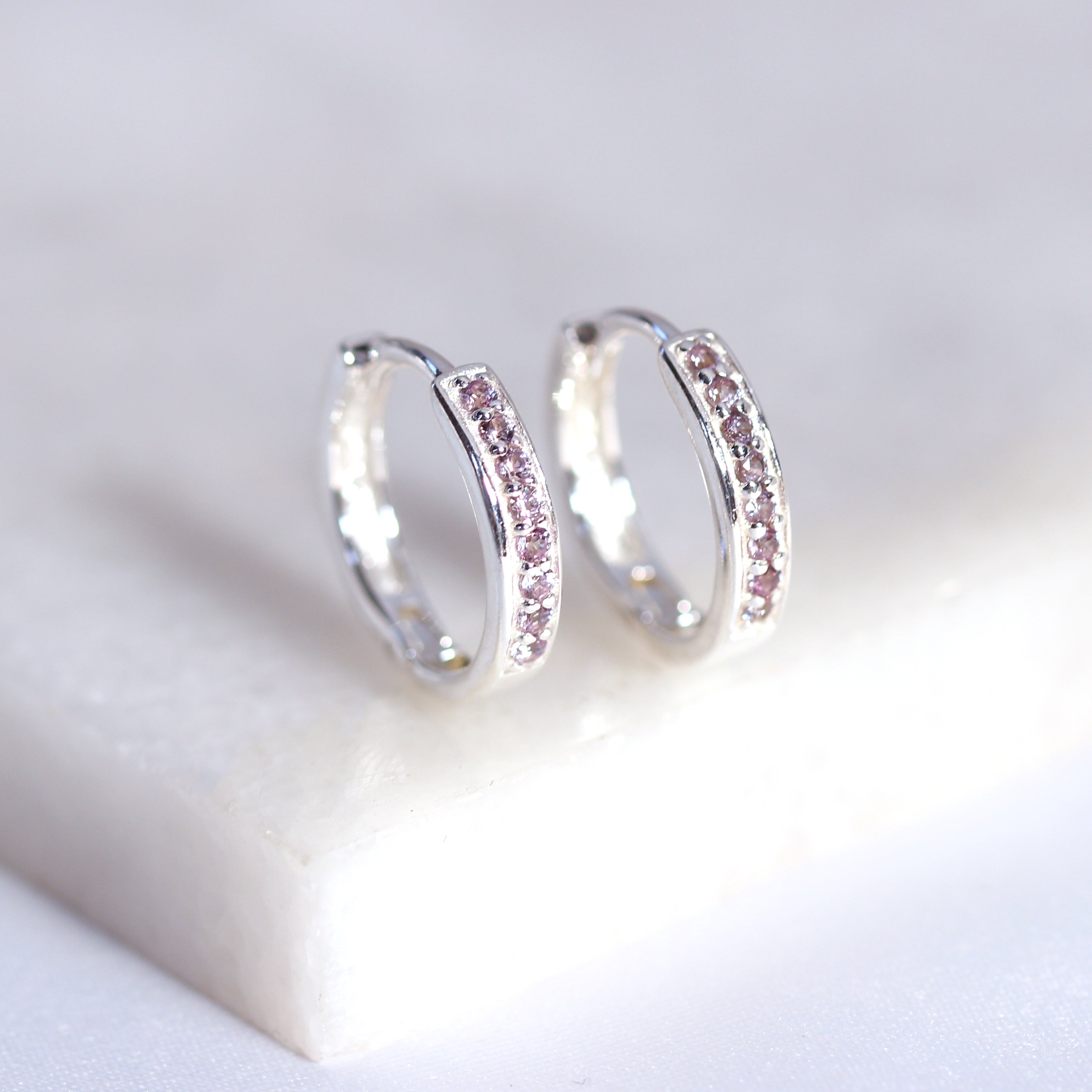 Sterlingsilber Alexandrit CZ Pavé Fassung 15 mm Klappcreolen Ohrringe
