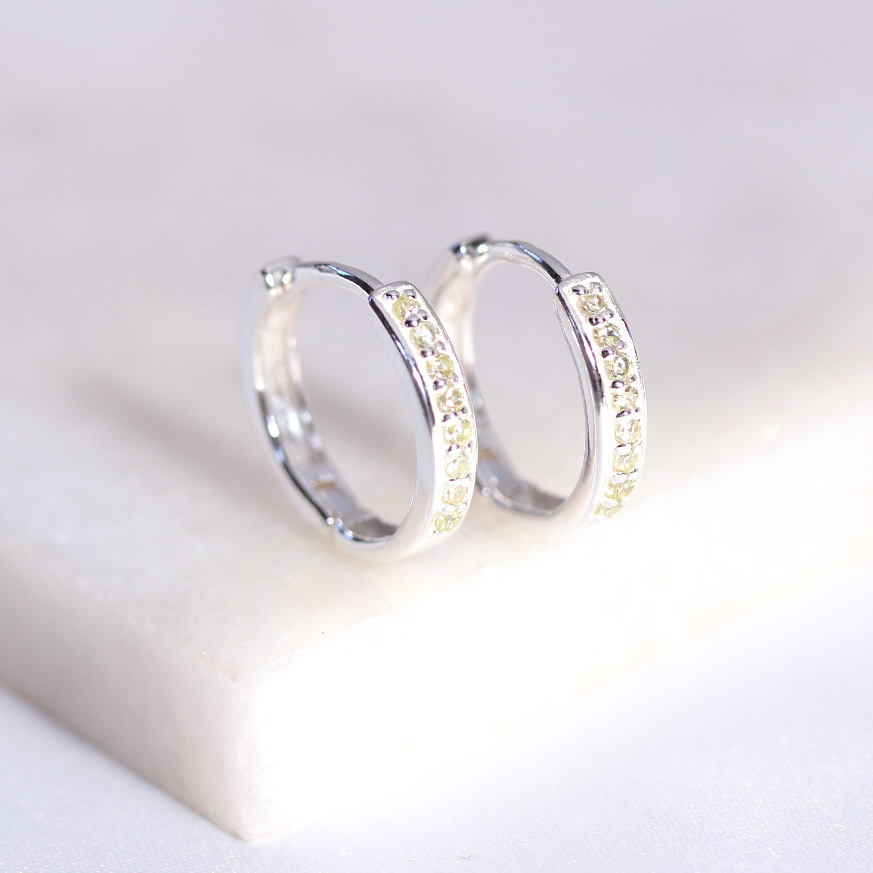 Sterlingsilber Peridot CZ Pavé Fassung 15 mm Klappcreolen Ohrringe
