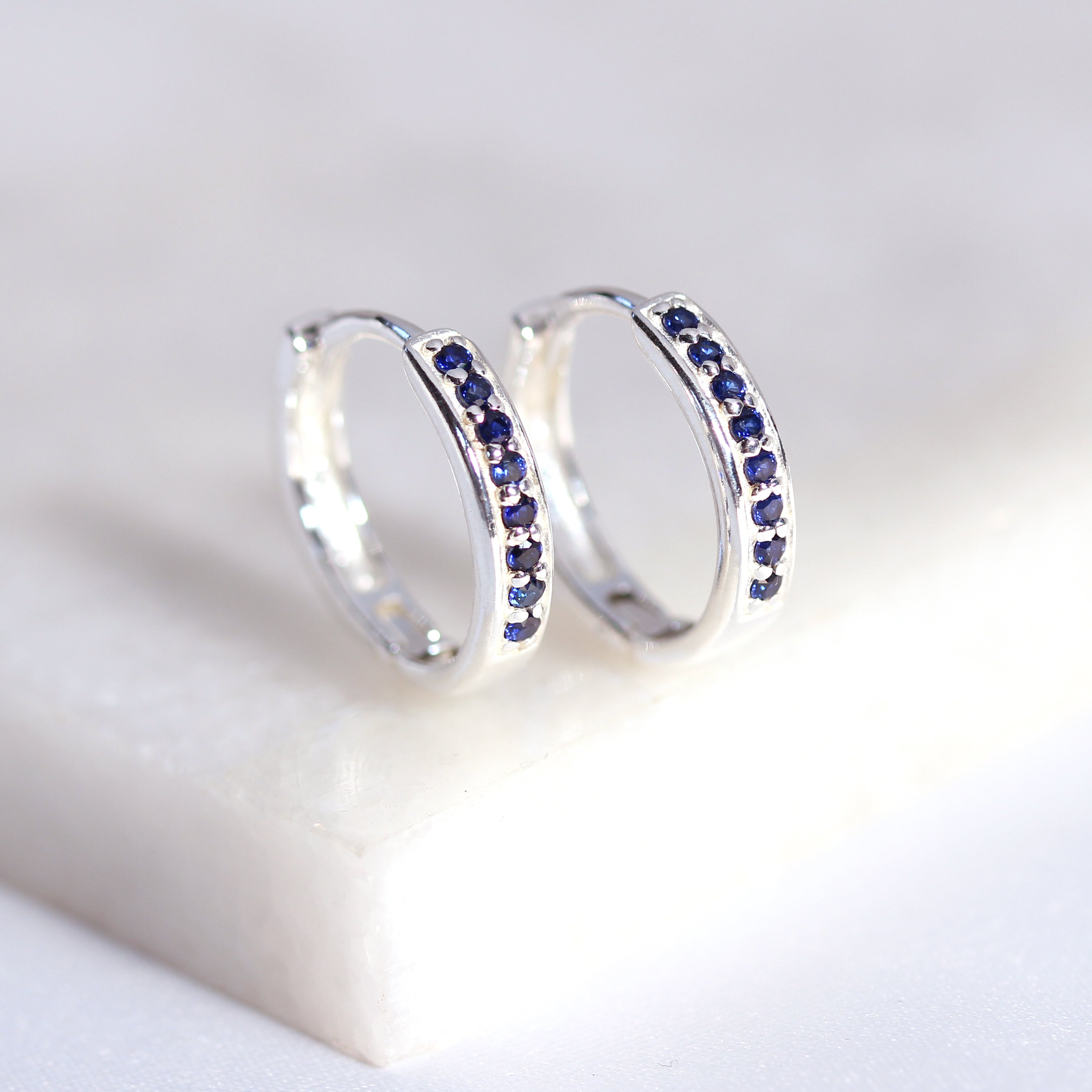Sterlingsilber Saphir CZ Pavé Fassung 15 mm Klappcreolen Ohrringe