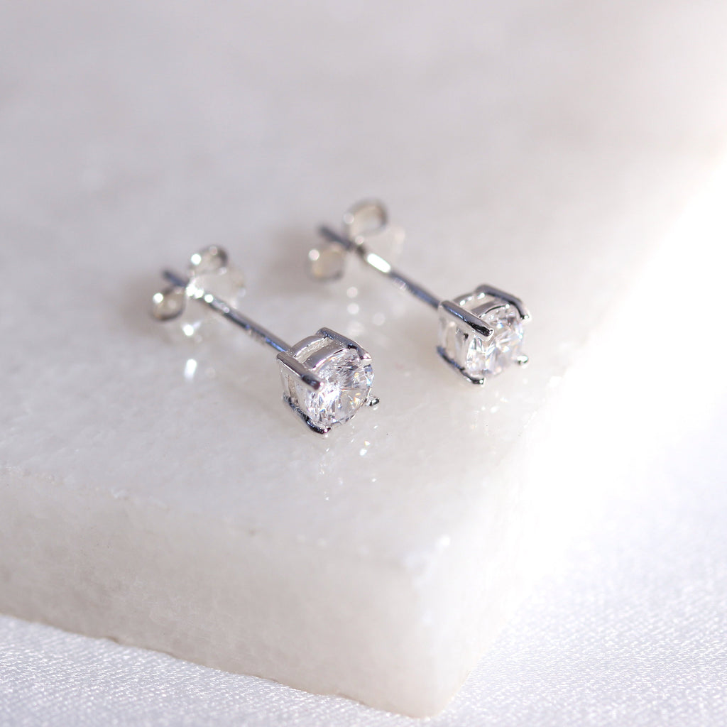 Sterlingsilber CZ April Geburtsstein Krallen Fassung 4 mm Ohrstecker