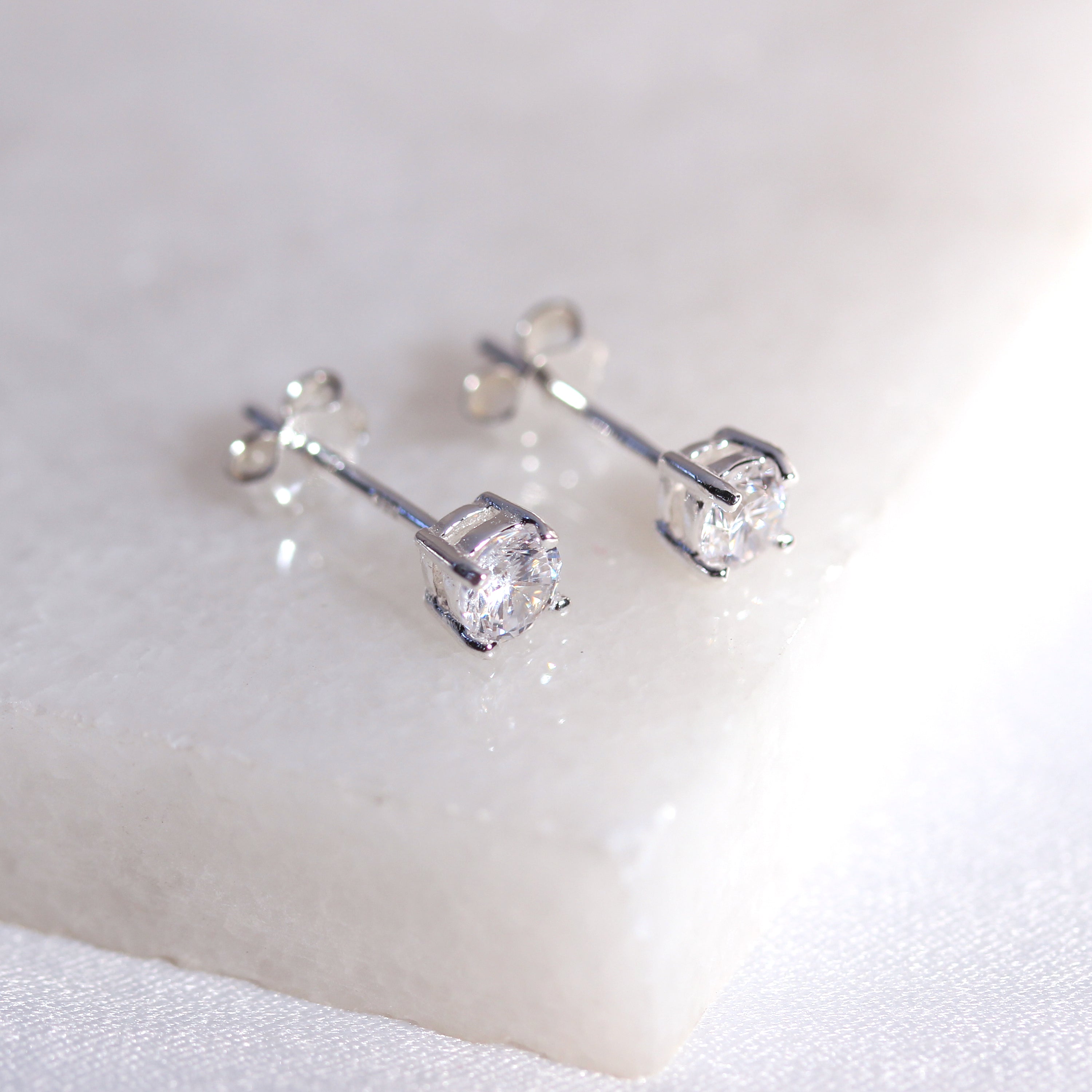 Sterlingsilber CZ April Geburtsstein Krallen Fassung 4 mm Ohrstecker