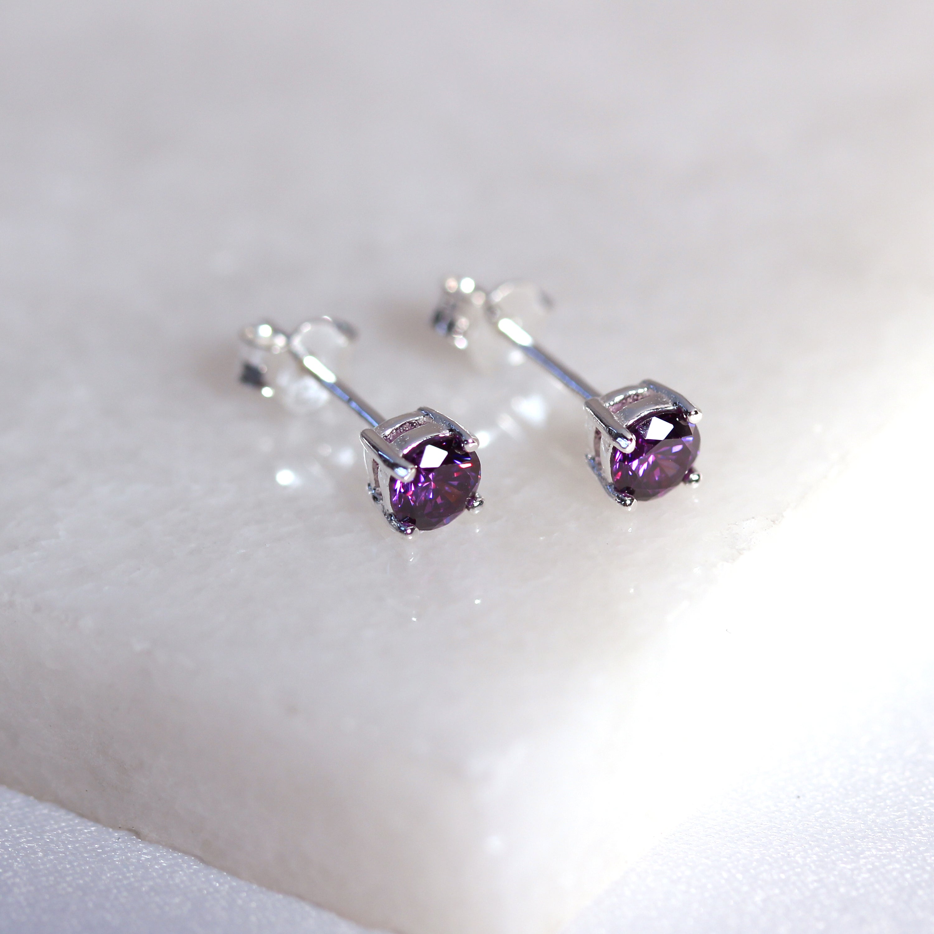 Sterlingsilber Amethyst CZ Geburtsstein 4 mm Ohrstecker