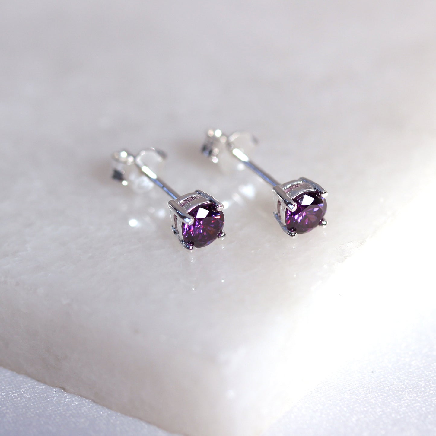 Sterlingsilber Amethyst CZ Geburtsstein 4mm Ohrstecker