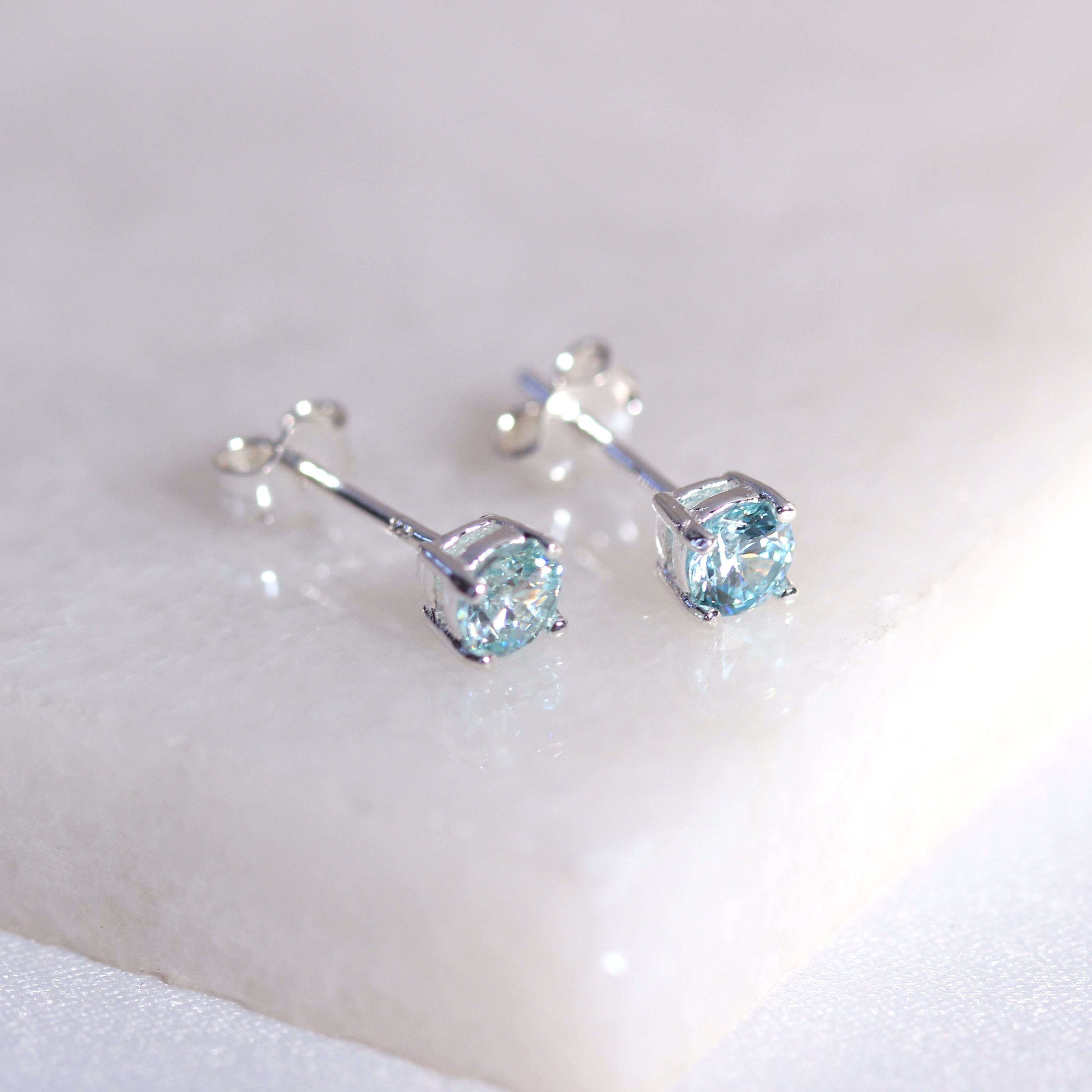 Sterlingsilber Aquamarin CZ Geburtsstein 4 mm Ohrstecker