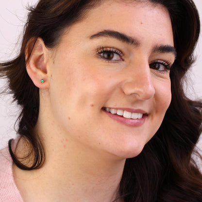 Sterlingsilber Smaragd CZ Mai Geburtsstein 4mm Ohrstecker