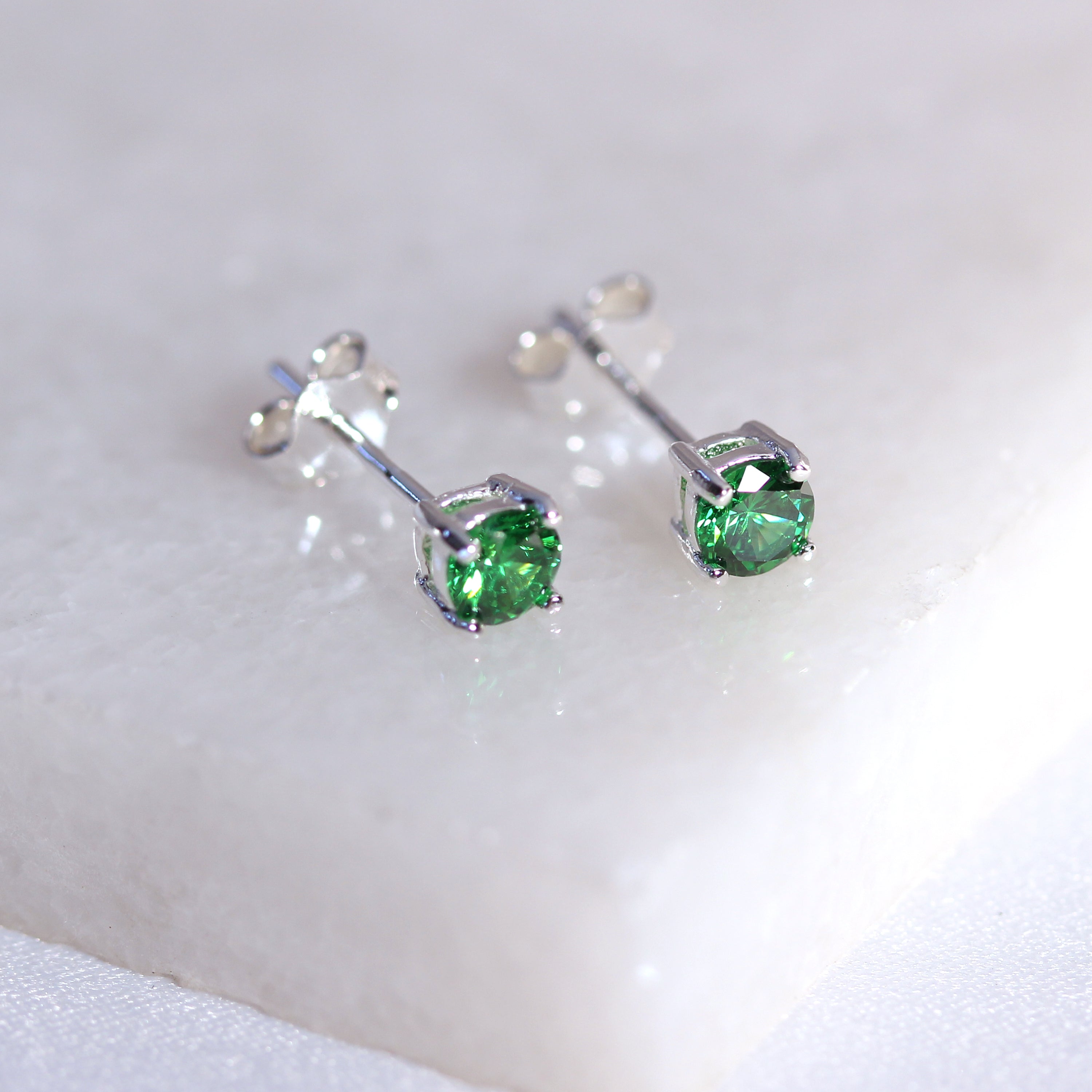 Sterlingsilber Smaragd CZ Mai Geburtsstein 4 mm Ohrstecker