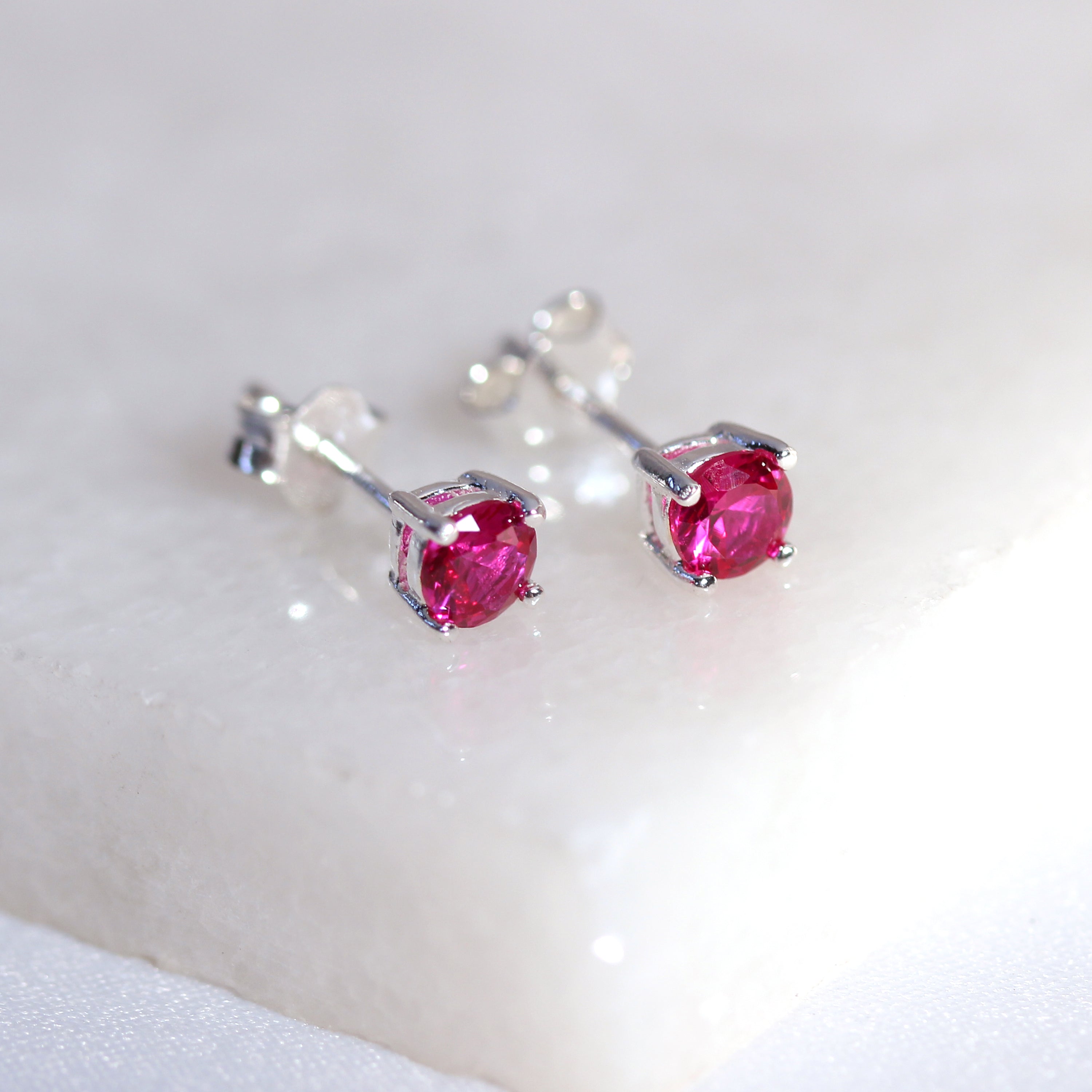 Sterlingsilber Rubin CZ Juli Geburtsstein 4 mm Ohrstecker