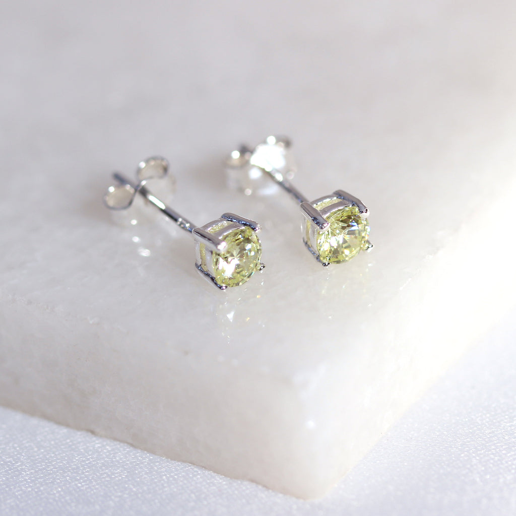 Sterlingsilber Peridot CZ Geburtsstein Krallen Fassung 4 mm Ohrstecker