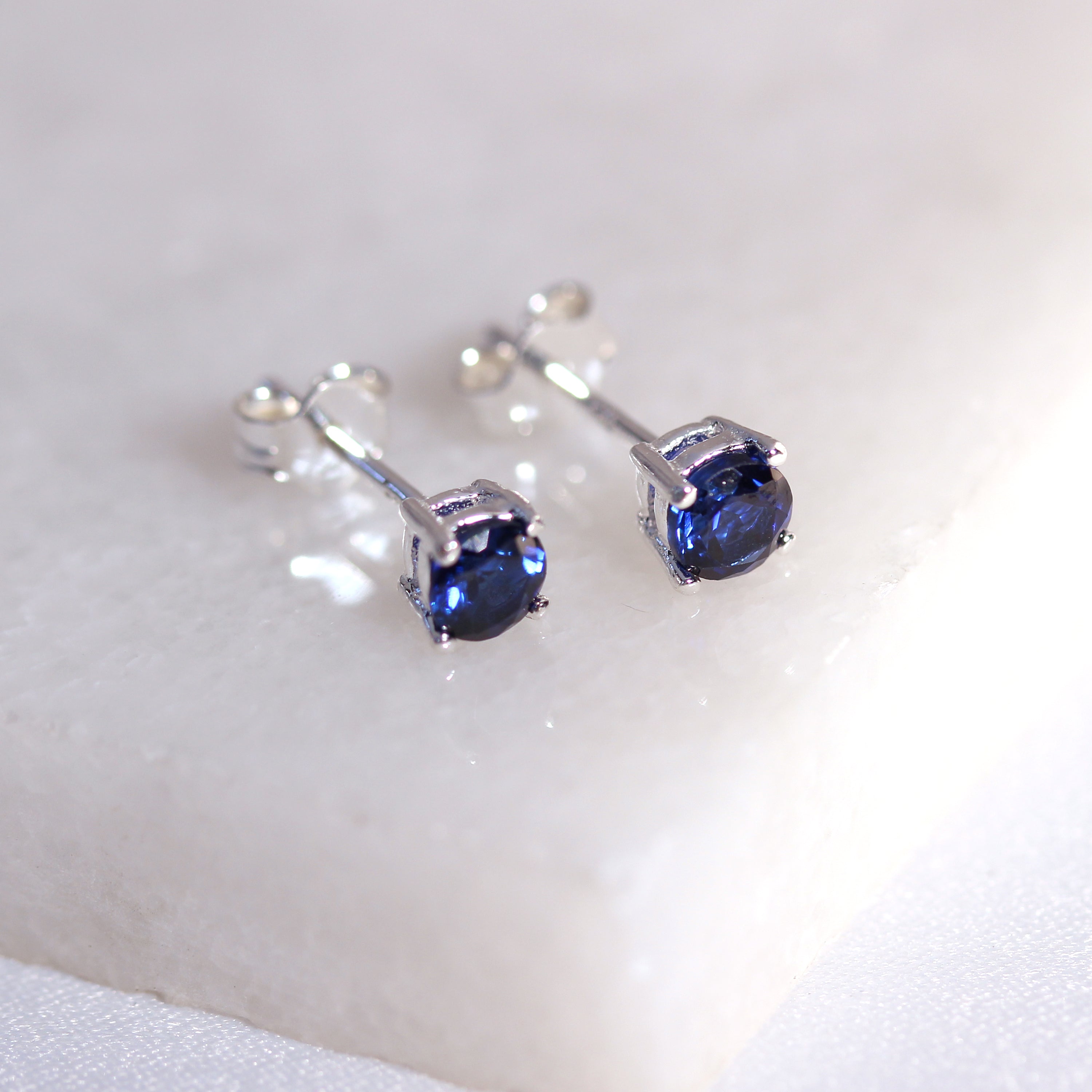 Sterlingsilber Saphir CZ Geburtsstein 4 mm Ohrstecker