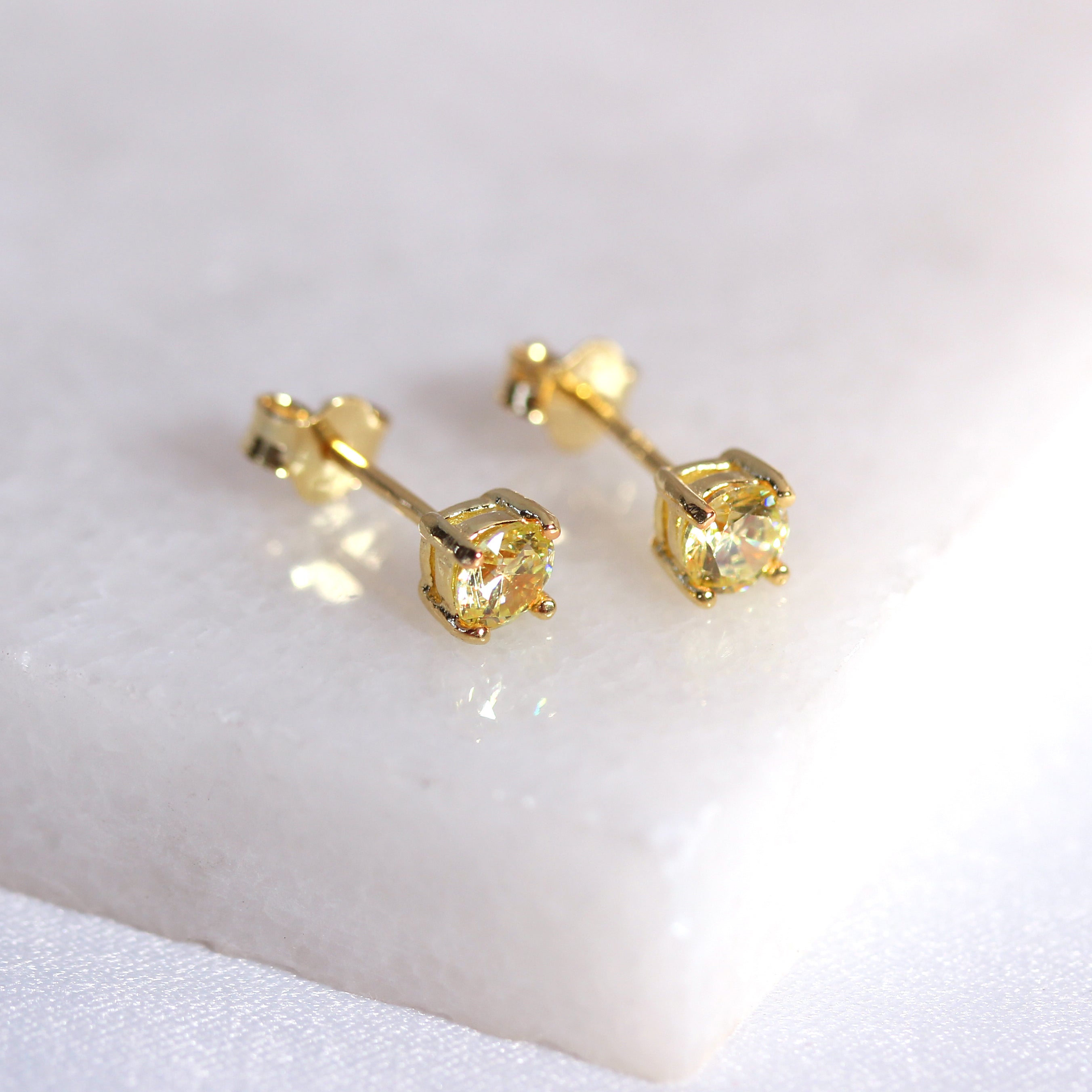 Vergoldet Sterlingsilber Zitrin CZ 4 mm Ohrstecker