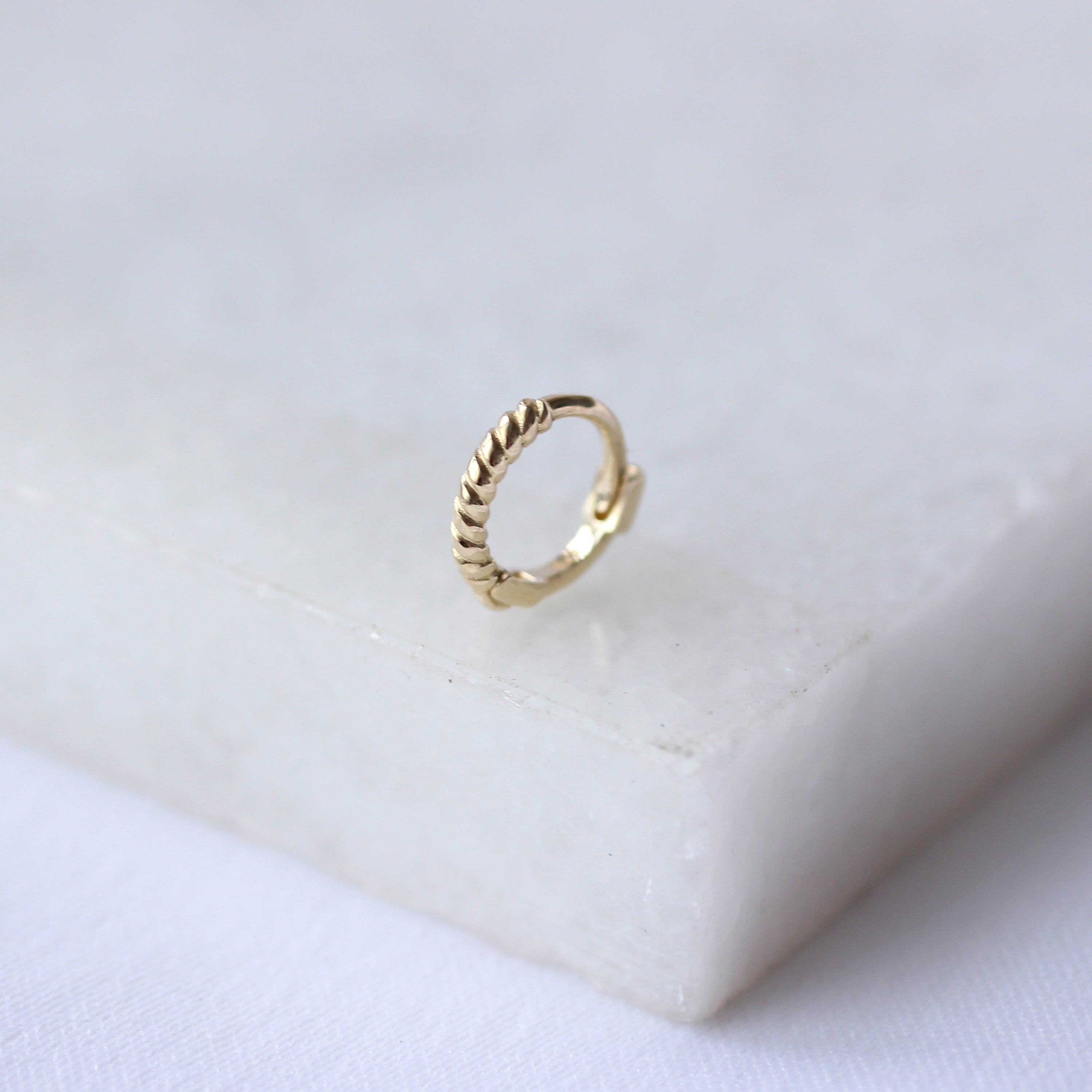 9 Karat Gold Winzig Gedreht Helix 7 mm Creolen 26Ga Ring