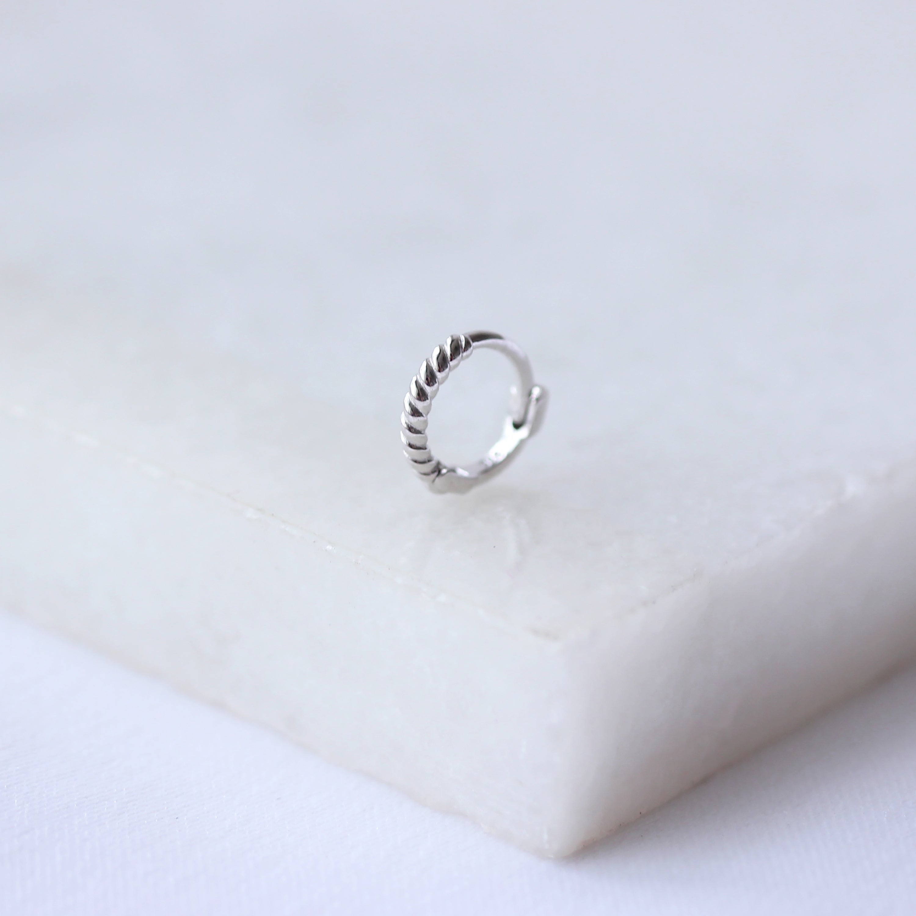 9 Karat Weißgold Winzig Gedreht 7 mm Helix Creolen 26Ga Ring