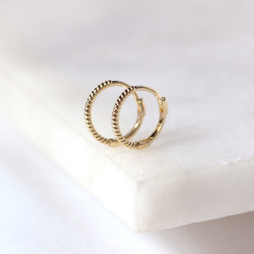 Klein 9 Karat Gold Gedreht 11 mm Klappcreolen Ohrringe