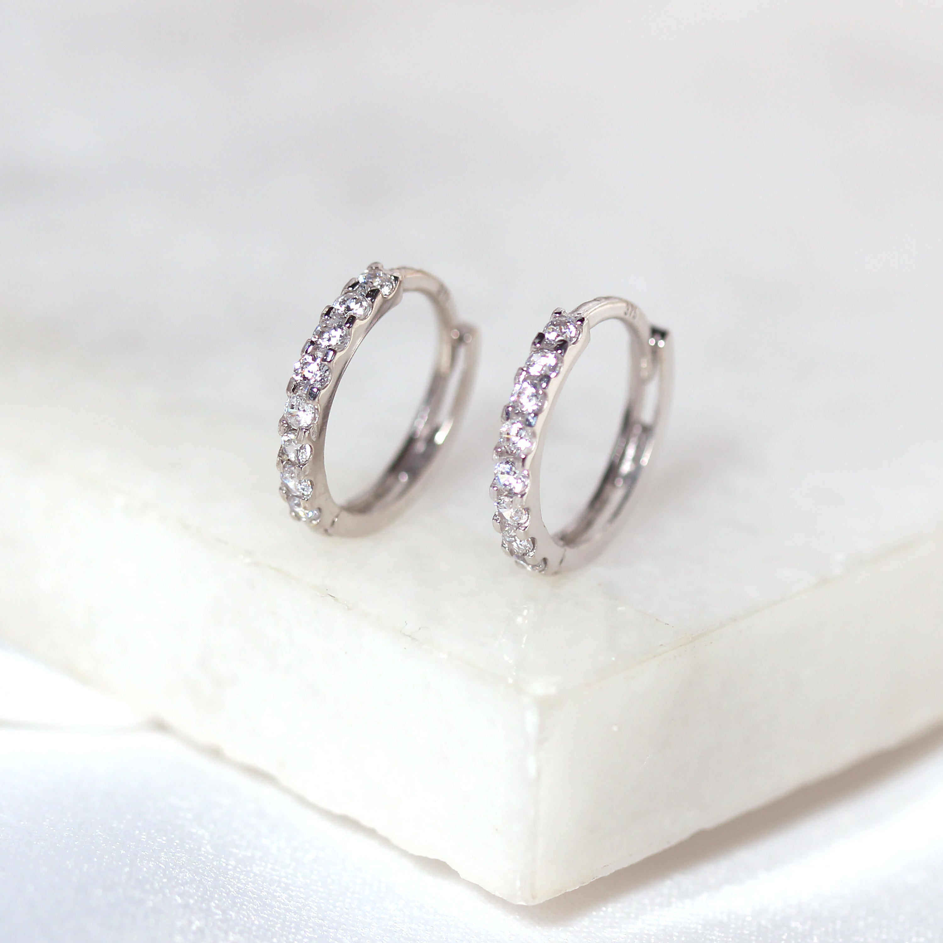 9 Karat Weißgold Pavé Fassung CZ 12 mm Klappcreolen Ohrringe