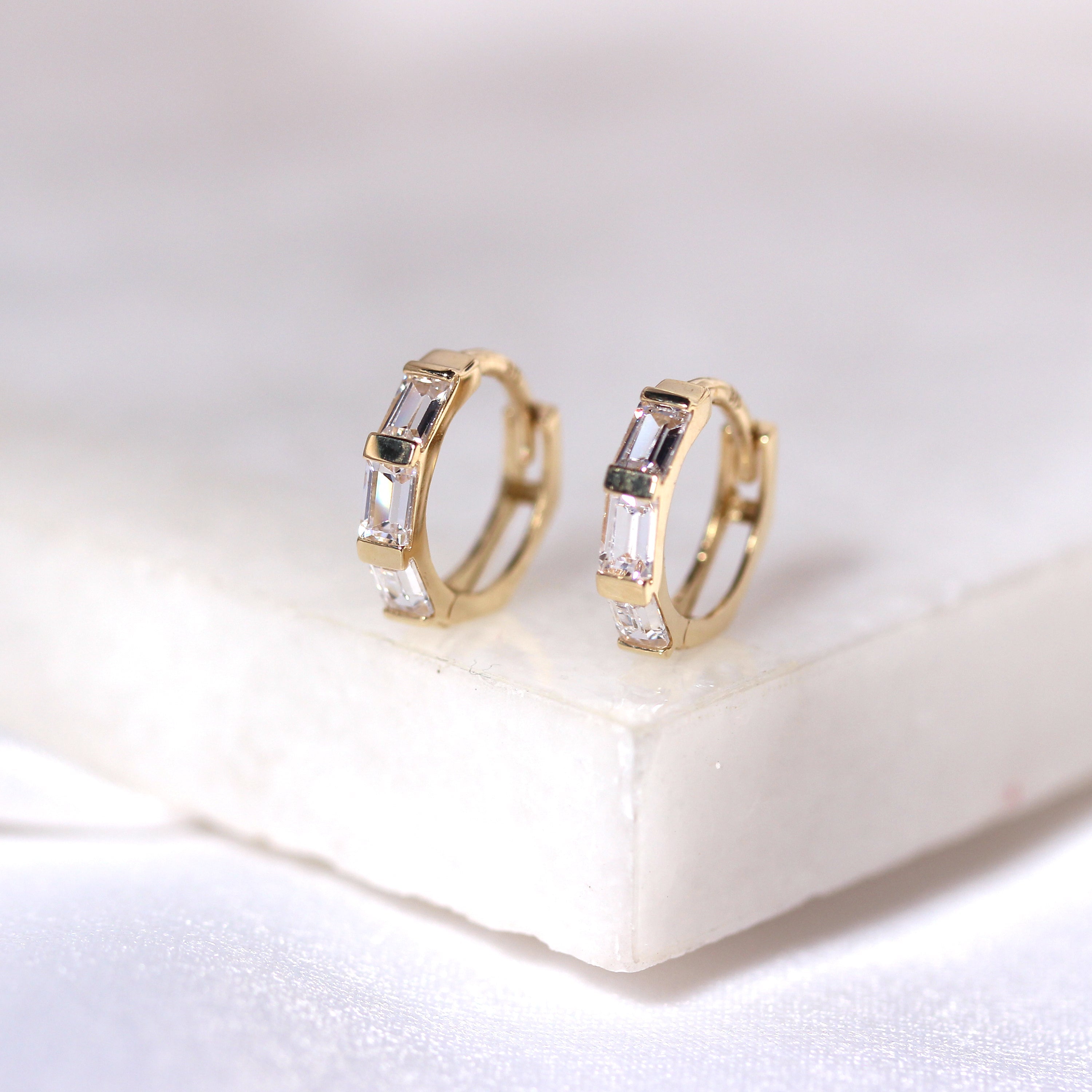 9 Karat Gold Baguette Fassung CZ 10 mm Klappcreolen Ohrringe