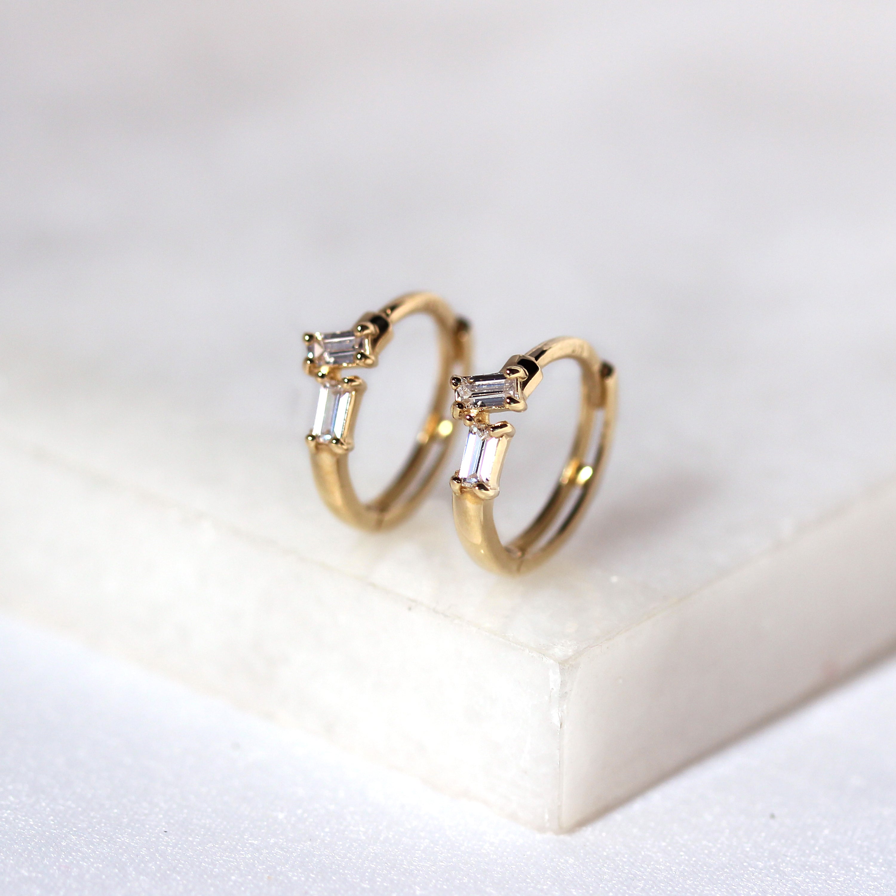 9 Karat Gold Doppel Versetzt Baguette Fassung CZ 12 mm Klappcreolen Ohrringe
