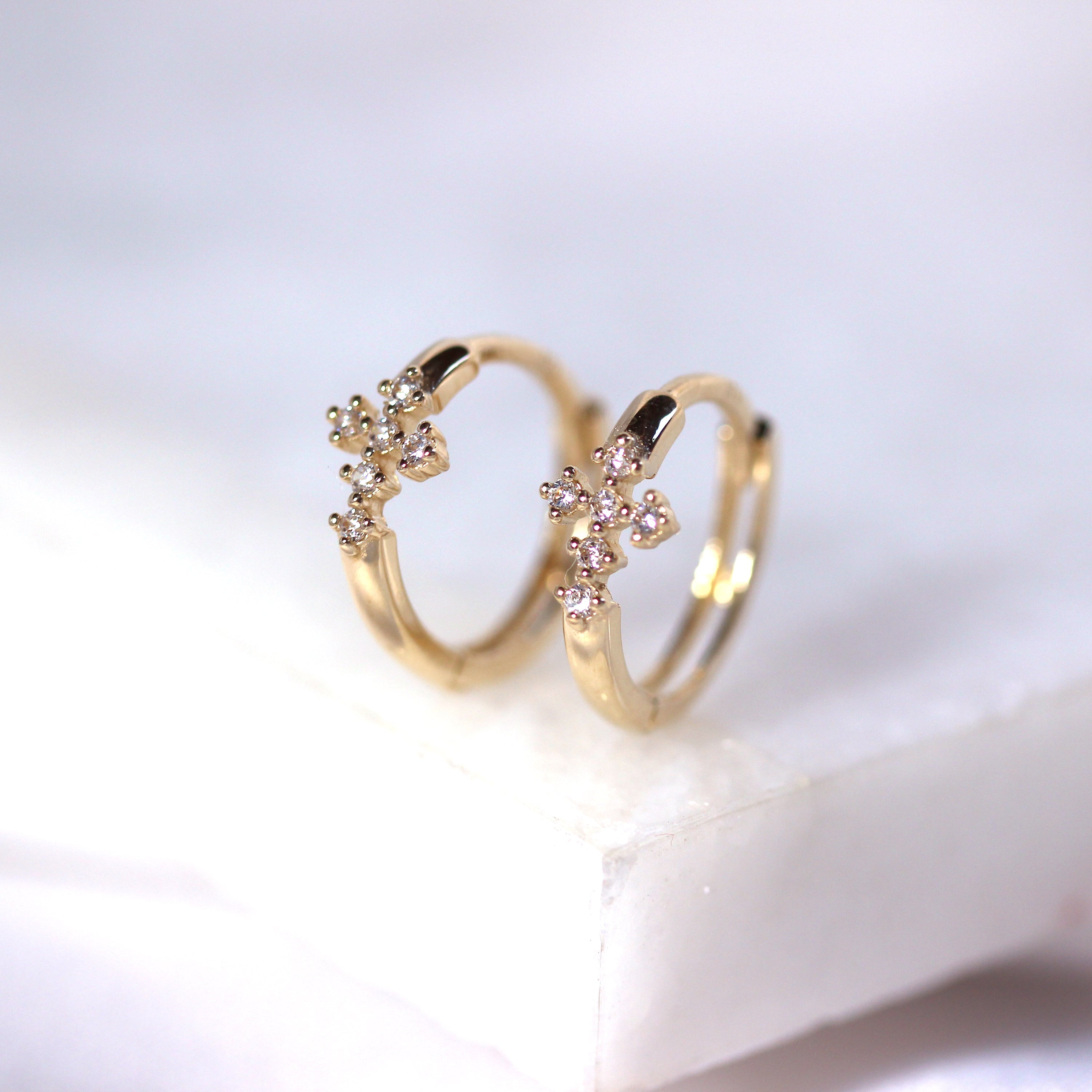 9 Karat Gold CZ Kreuz 12 mm Klappcreolen Ohrringe