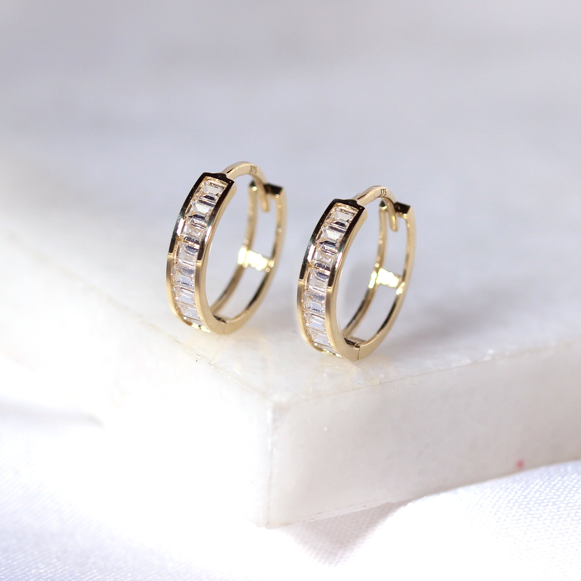 9 Karat Gold Prinzessin CZ Kanal Fassung 12 mm Klappcreolen Ohrringe